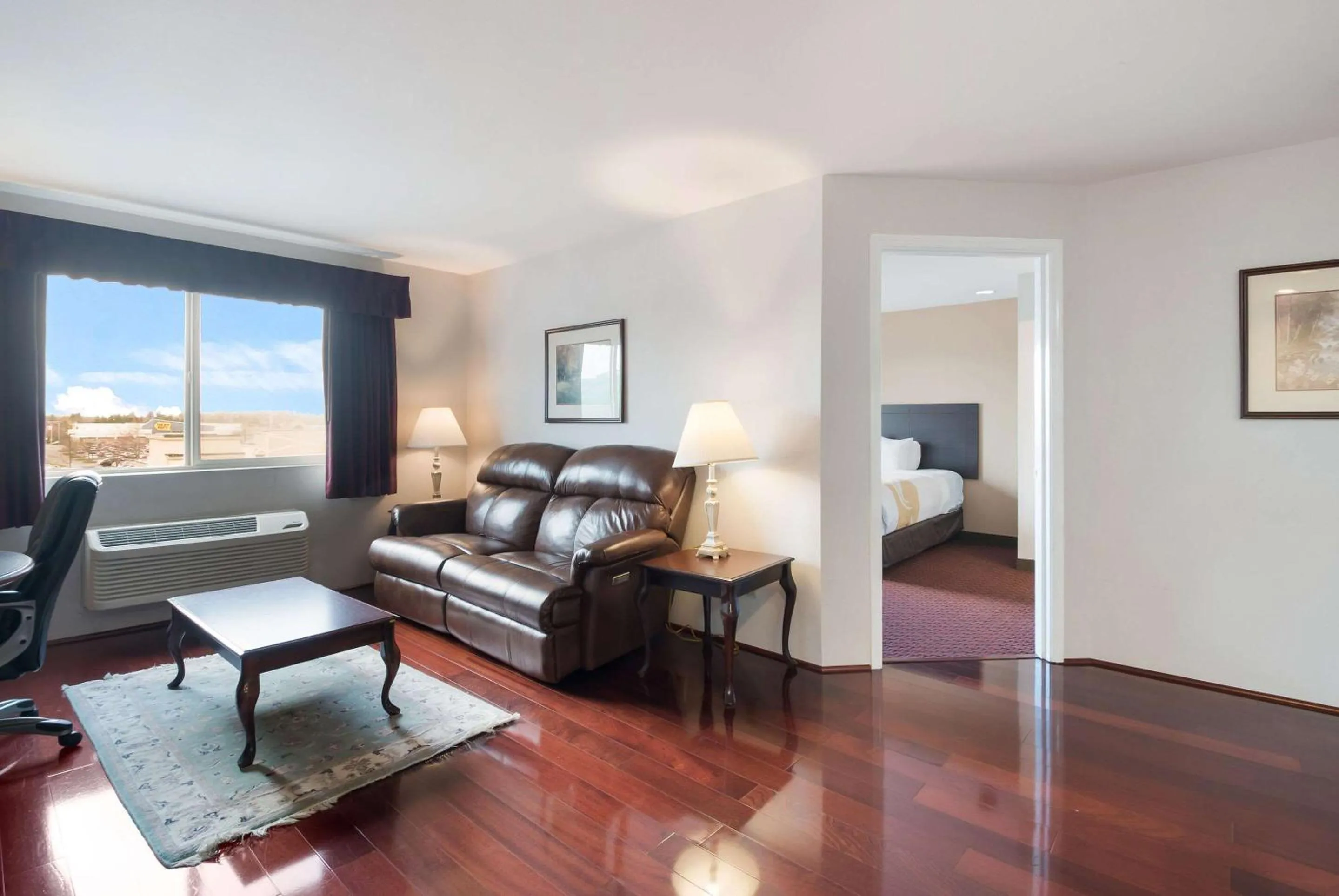 Seating area in Quality Inn Grand Suites Bellingham