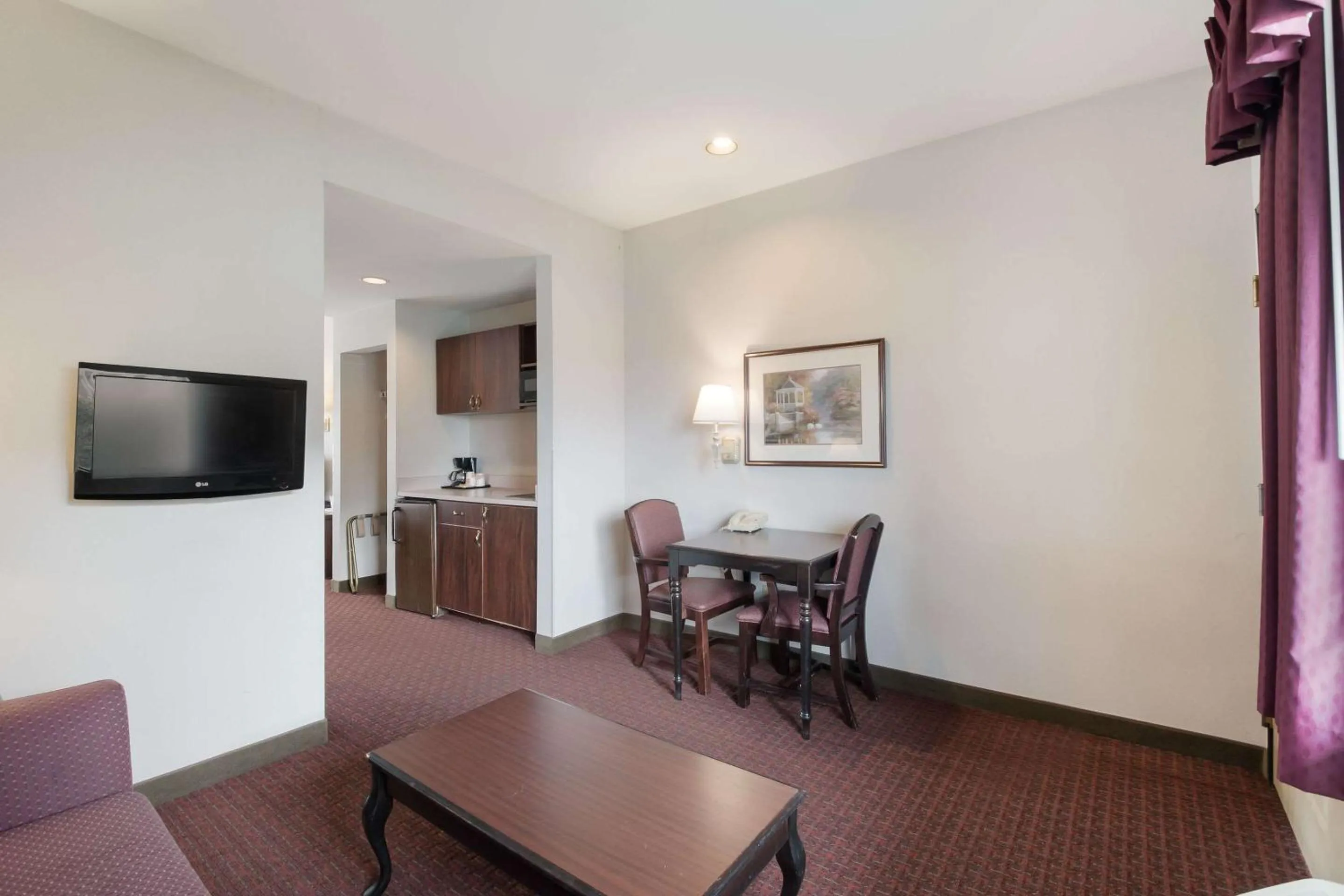 Seating area in Quality Inn Grand Suites Bellingham