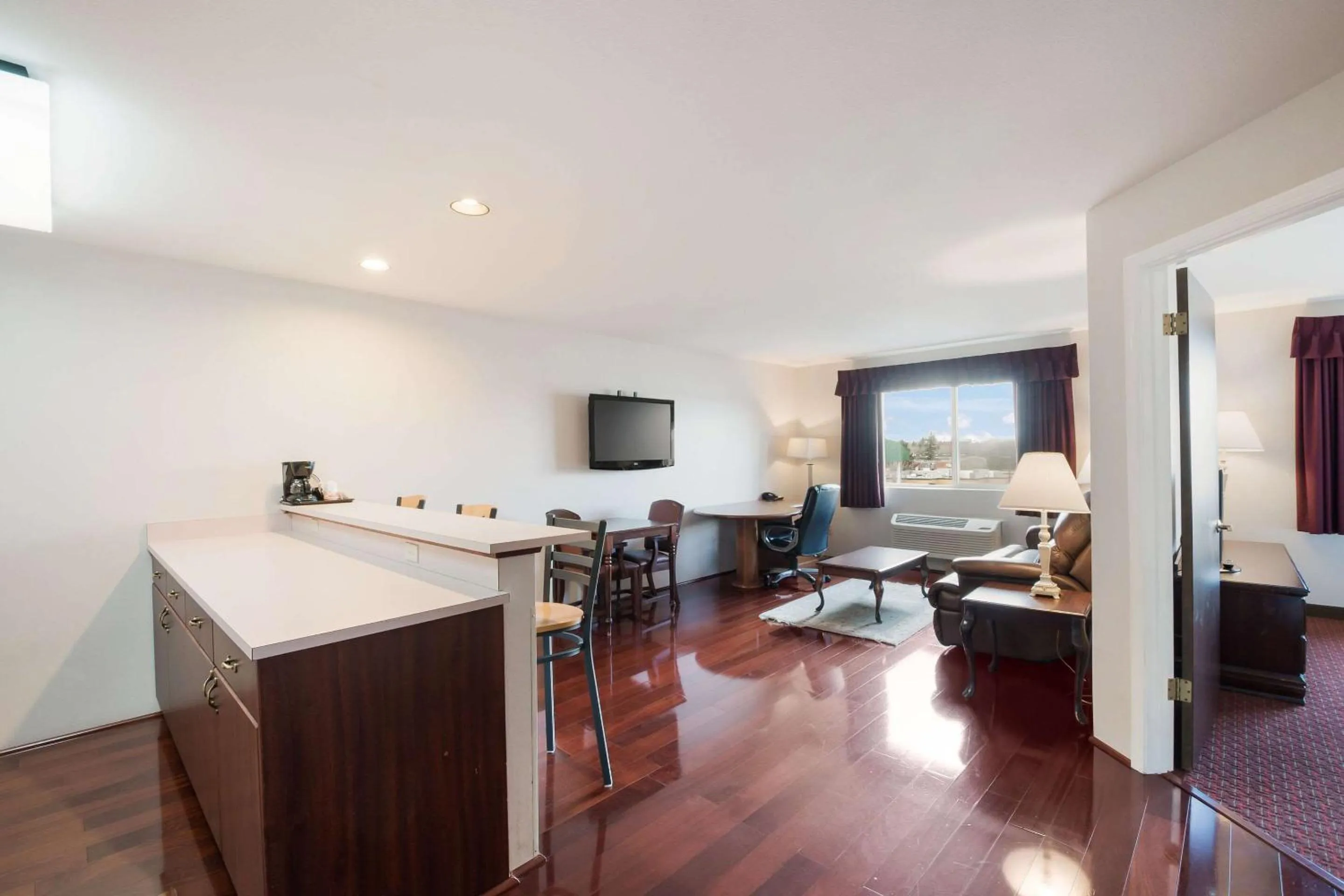 TV and multimedia in Quality Inn Grand Suites Bellingham