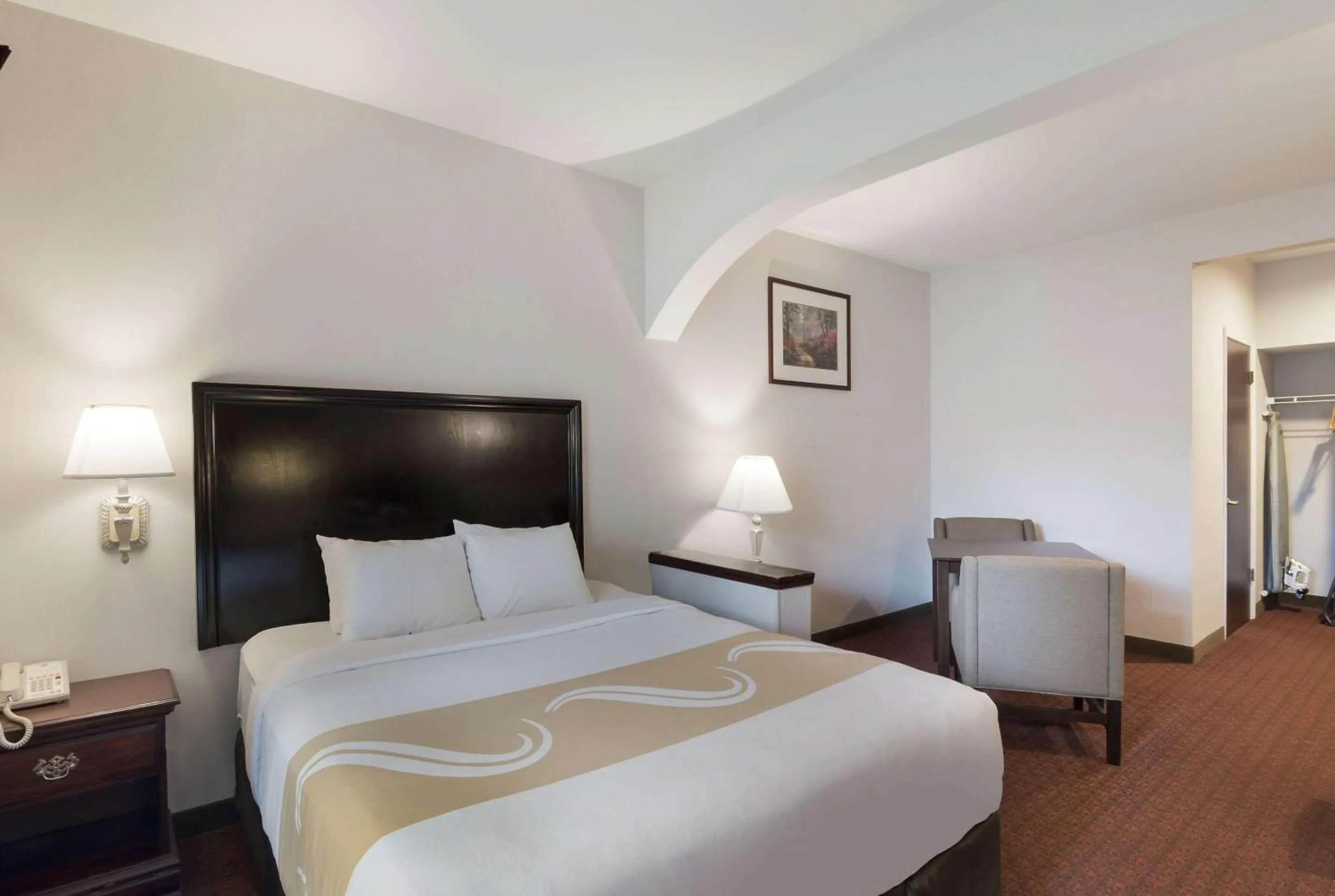 Photo of the whole room, Bed in Quality Inn Grand Suites Bellingham