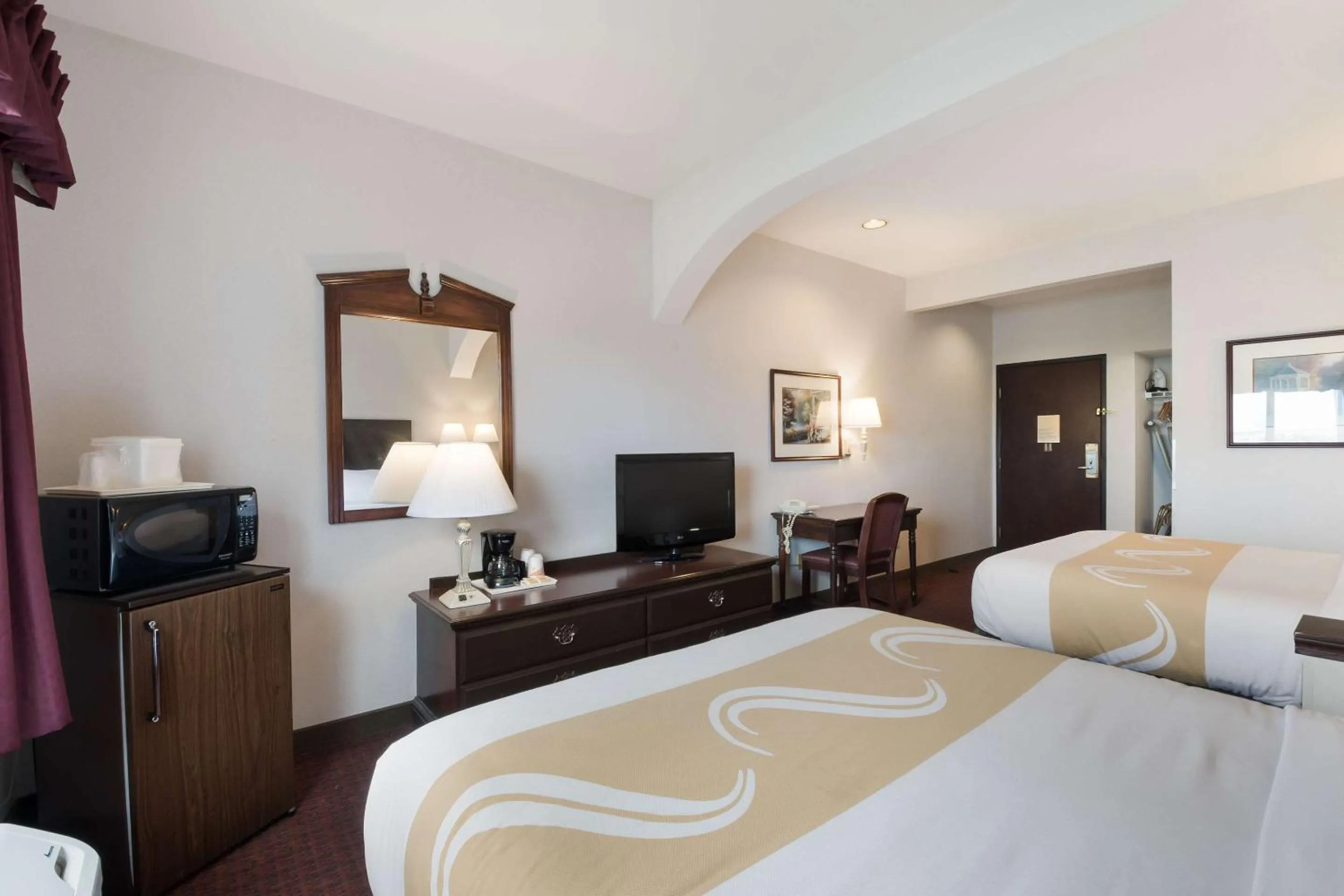 Photo of the whole room, Bed in Quality Inn Grand Suites Bellingham