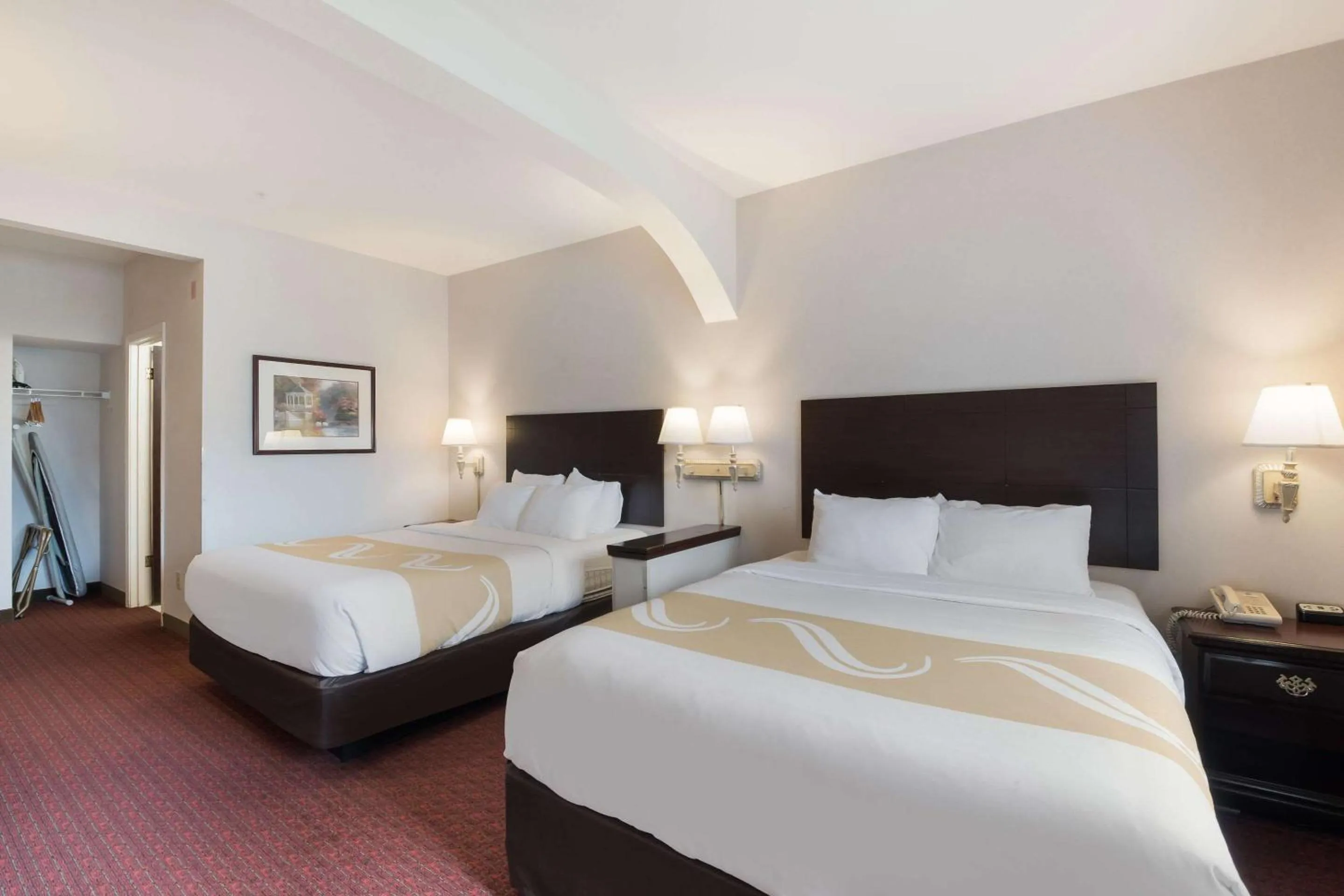 Photo of the whole room, Bed in Quality Inn Grand Suites Bellingham