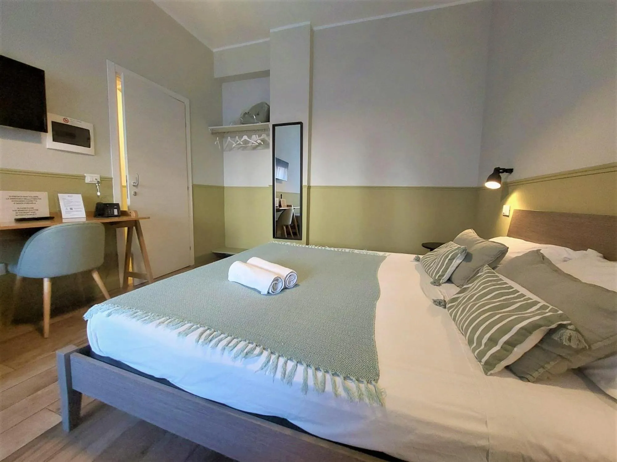 Photo of the whole room, Bed in Leone Suite B&B & Restaurant AIC