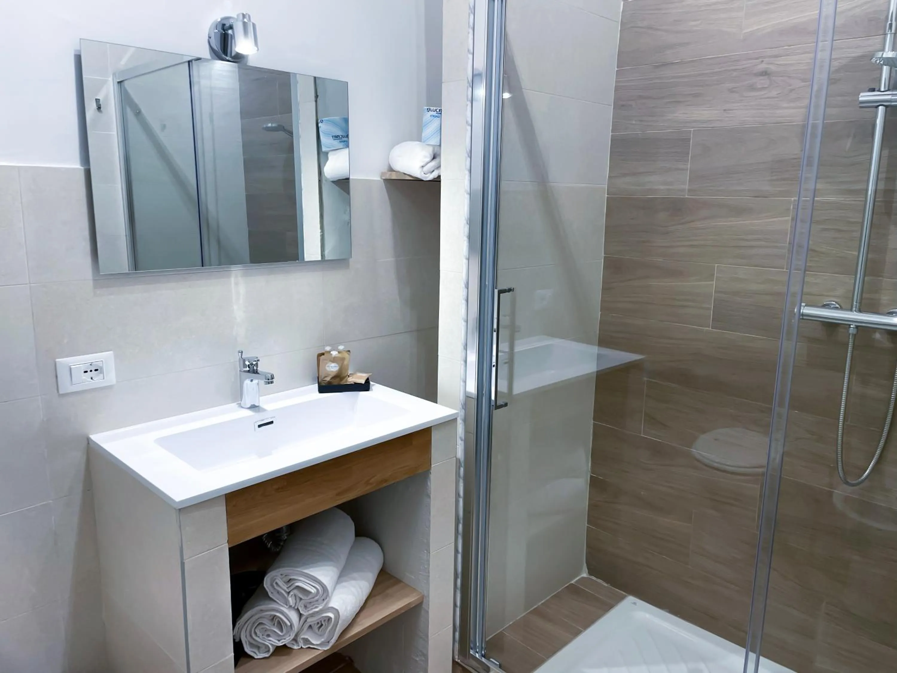 Shower in Leone Suite B&B & Restaurant AIC