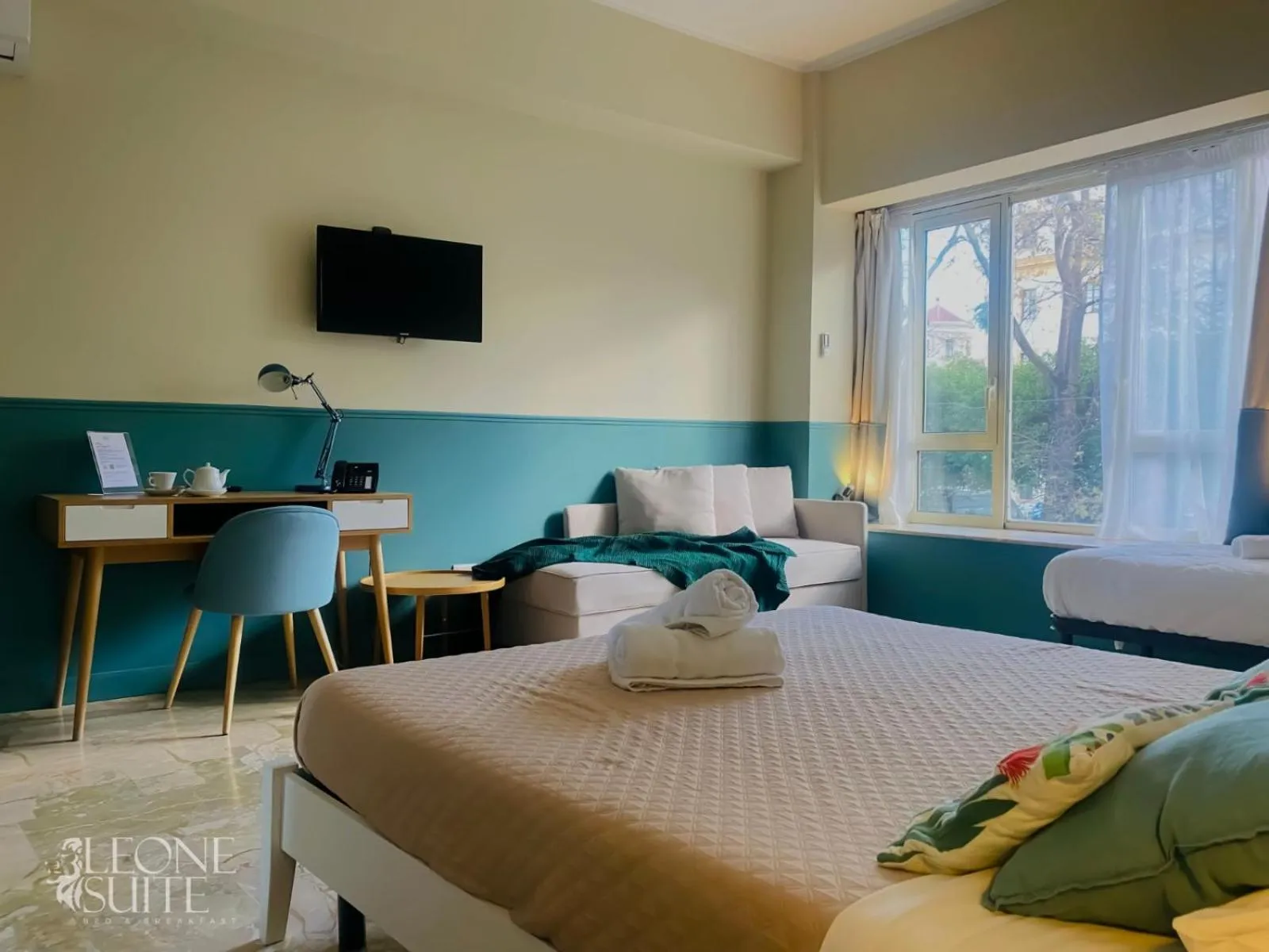 Property building, Bed in Leone Suite B&B & Restaurant AIC