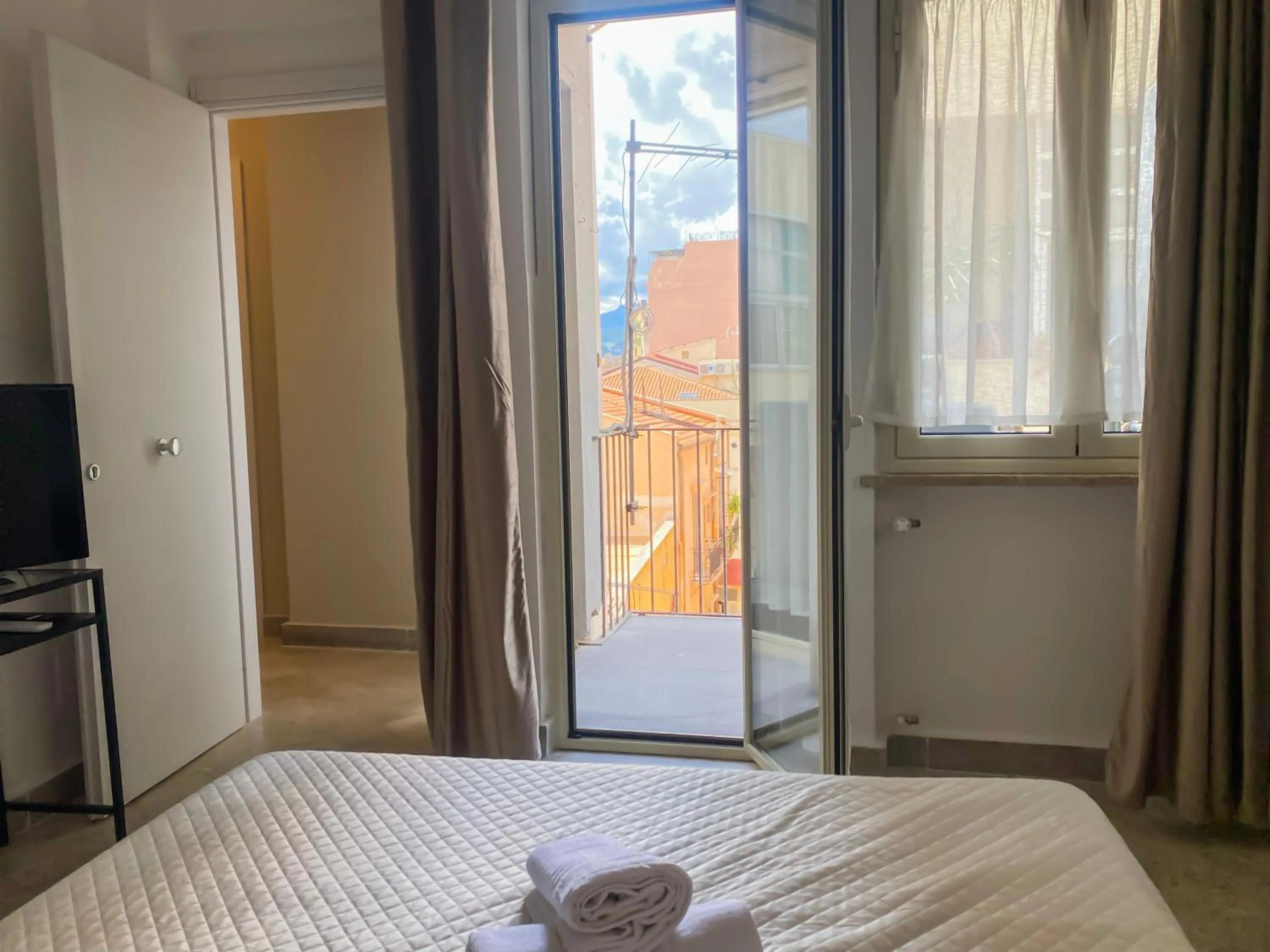 Inner courtyard view, Bed in Leone Suite B&B & Restaurant AIC