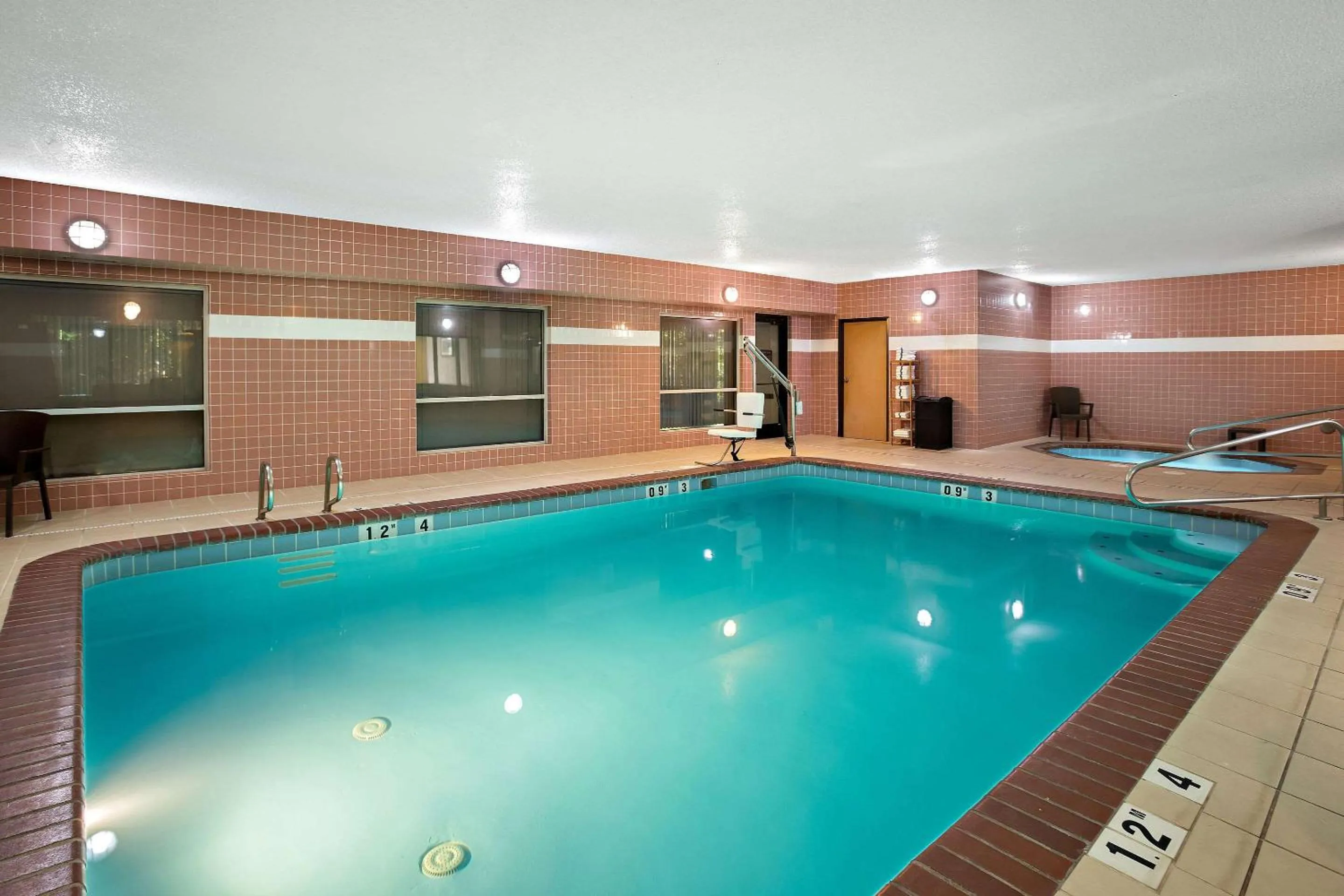 Swimming pool in Comfort Inn Lacey - Olympia