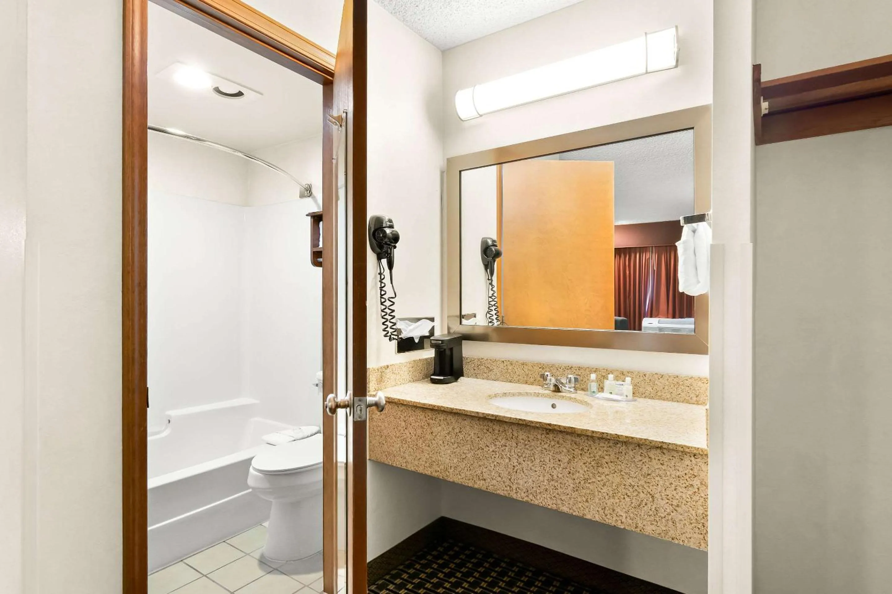 Bedroom in Quality Inn Mount Vernon