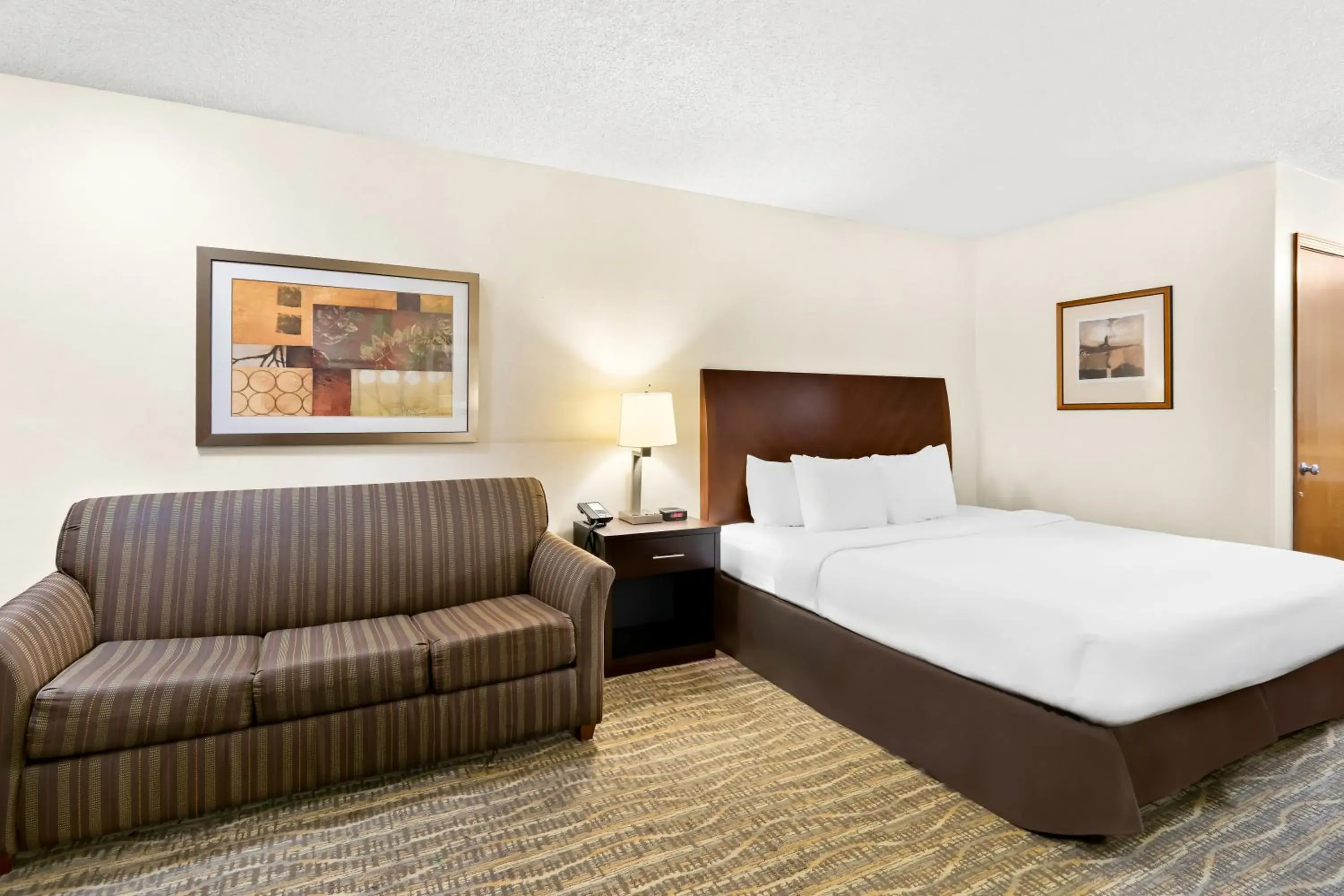 Queen Room with Sofa Bed - Non-Smoking in Quality Inn Mount Vernon Queen Room with Sofa Bed - Non-Smoking in Quality Inn Mount Vernon