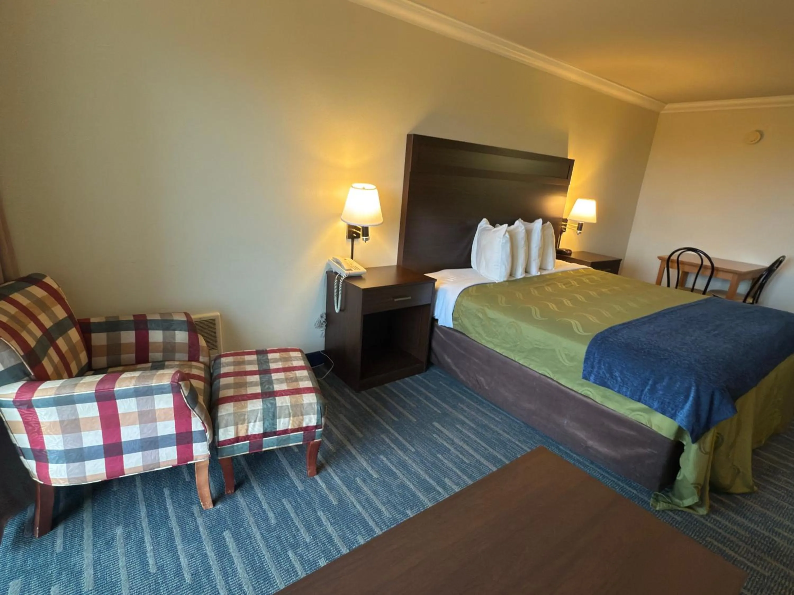 Bed in Coratel Inn and Suites By Jasper Ocean Shores