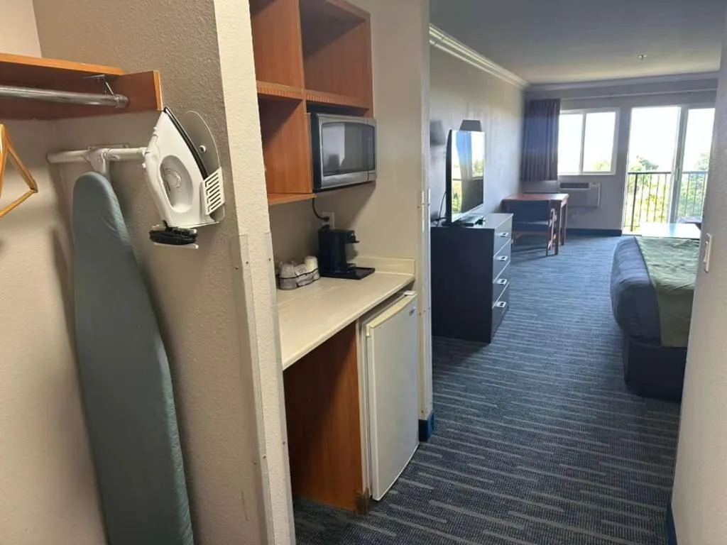 Bed in Coratel Inn and Suites By Jasper Ocean Shores