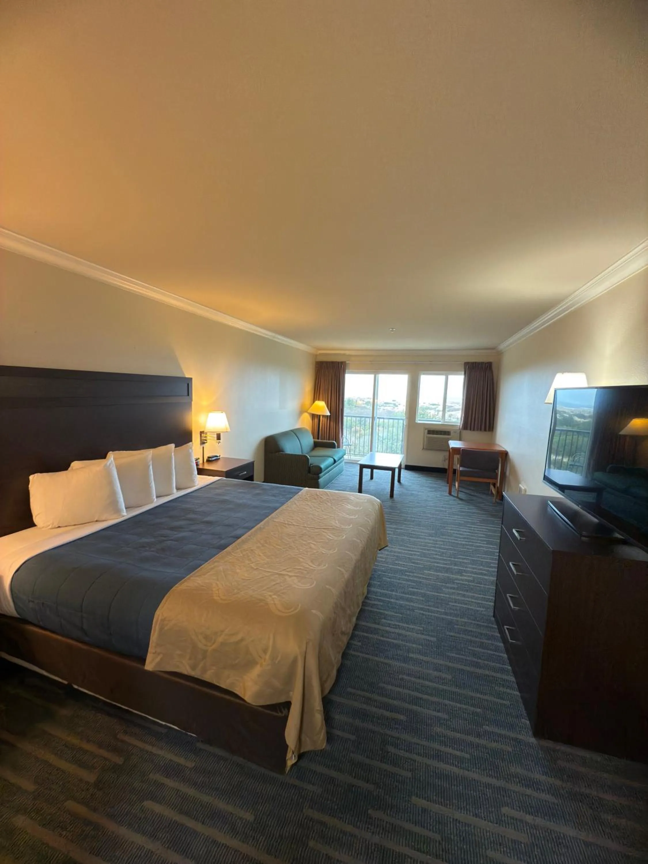 Bed in Coratel Inn and Suites By Jasper Ocean Shores