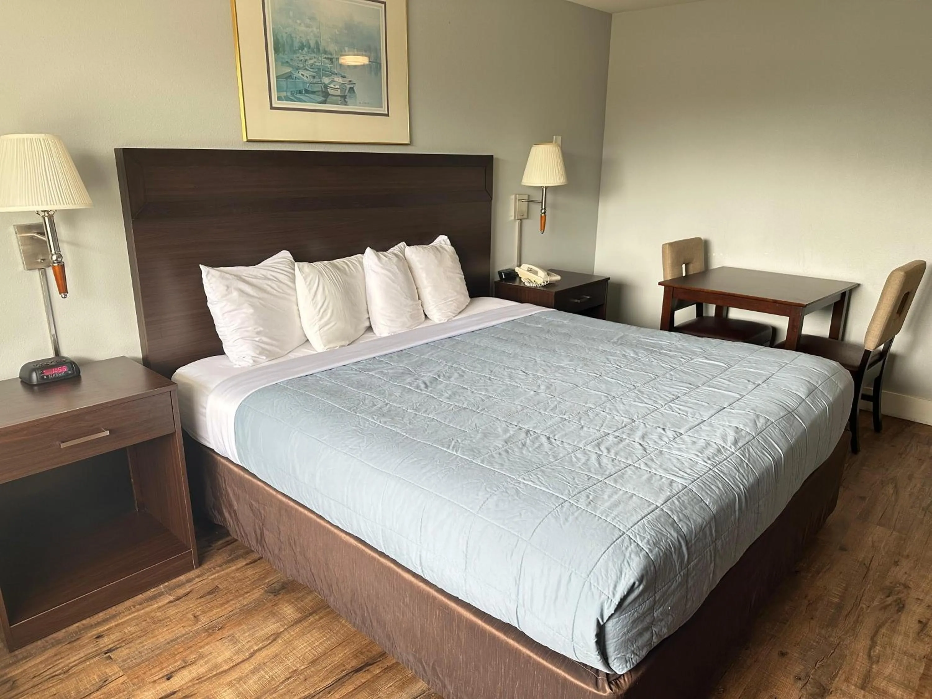 Bed in Coratel Inn and Suites By Jasper Ocean Shores