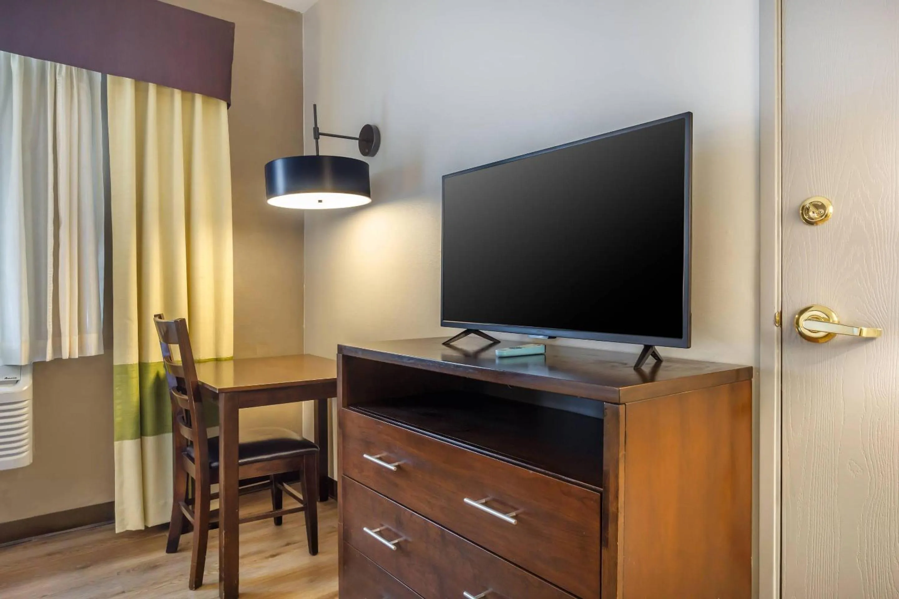 Bedroom in Comfort Inn Federal Way - Seattle