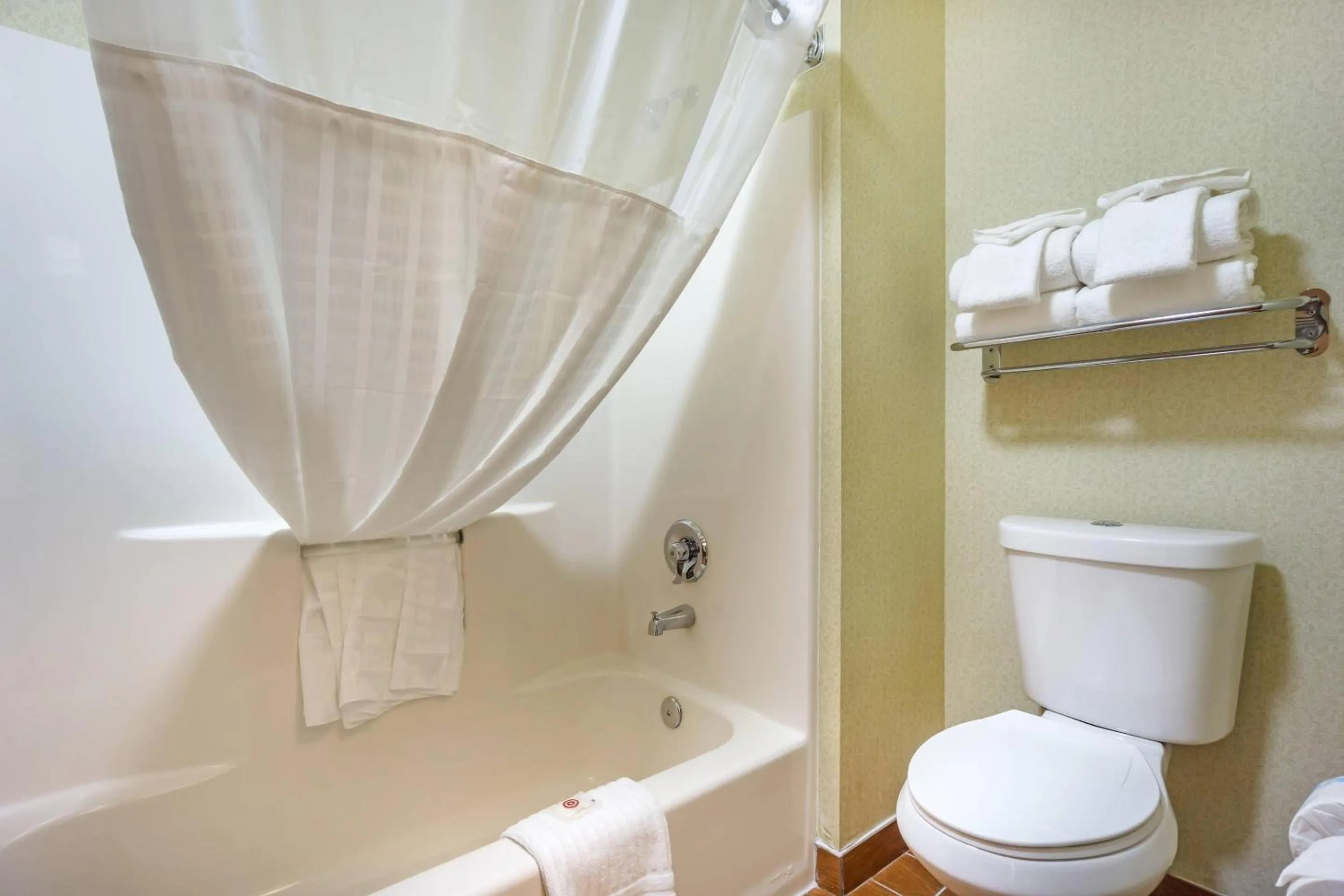 Bedroom in Comfort Inn Federal Way - Seattle