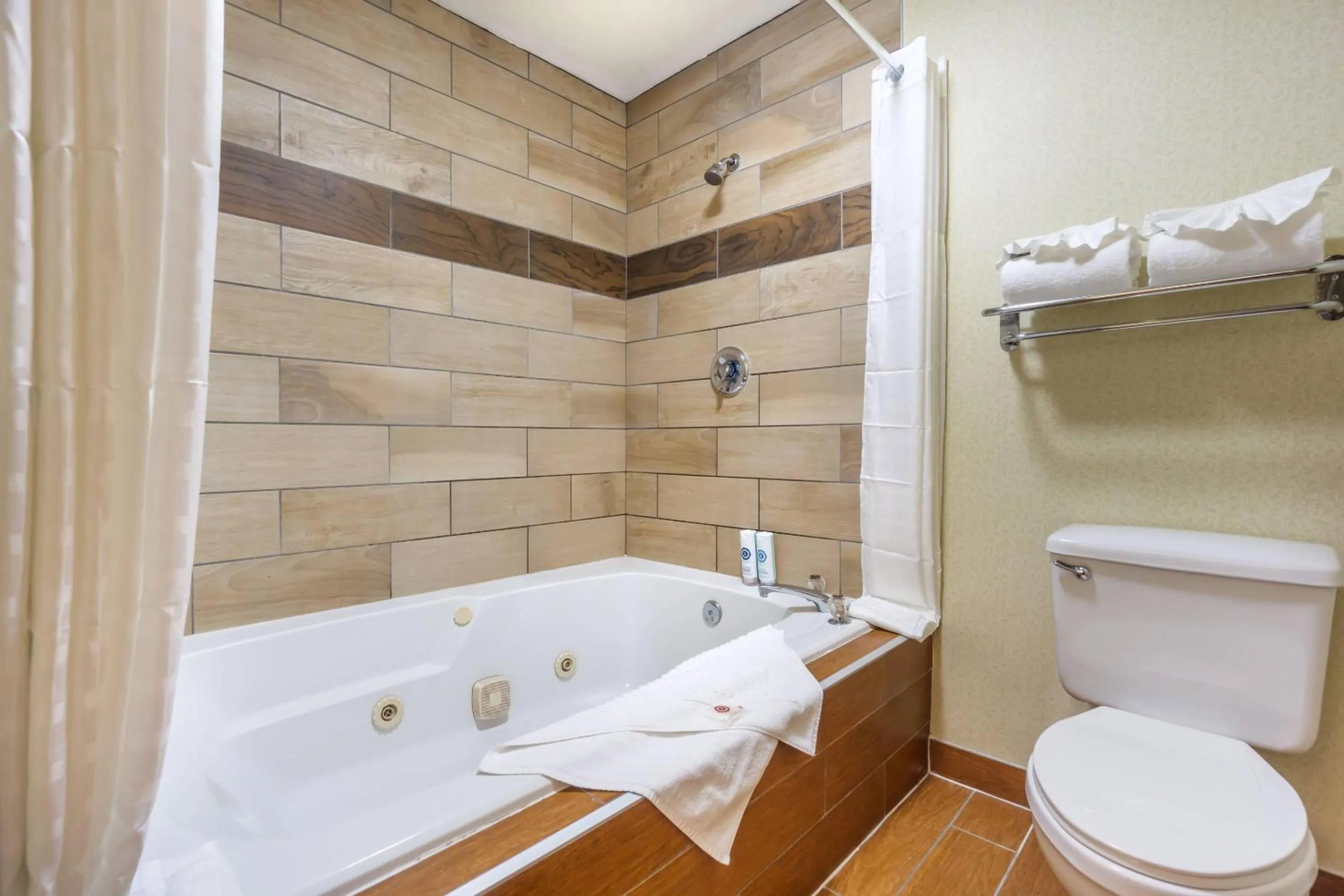 Bedroom in Comfort Inn Federal Way - Seattle