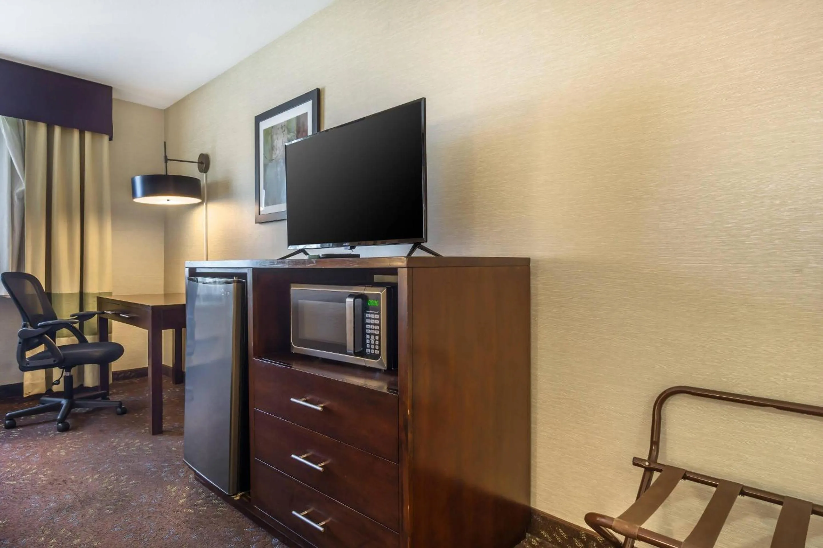 Bedroom in Comfort Inn Federal Way - Seattle