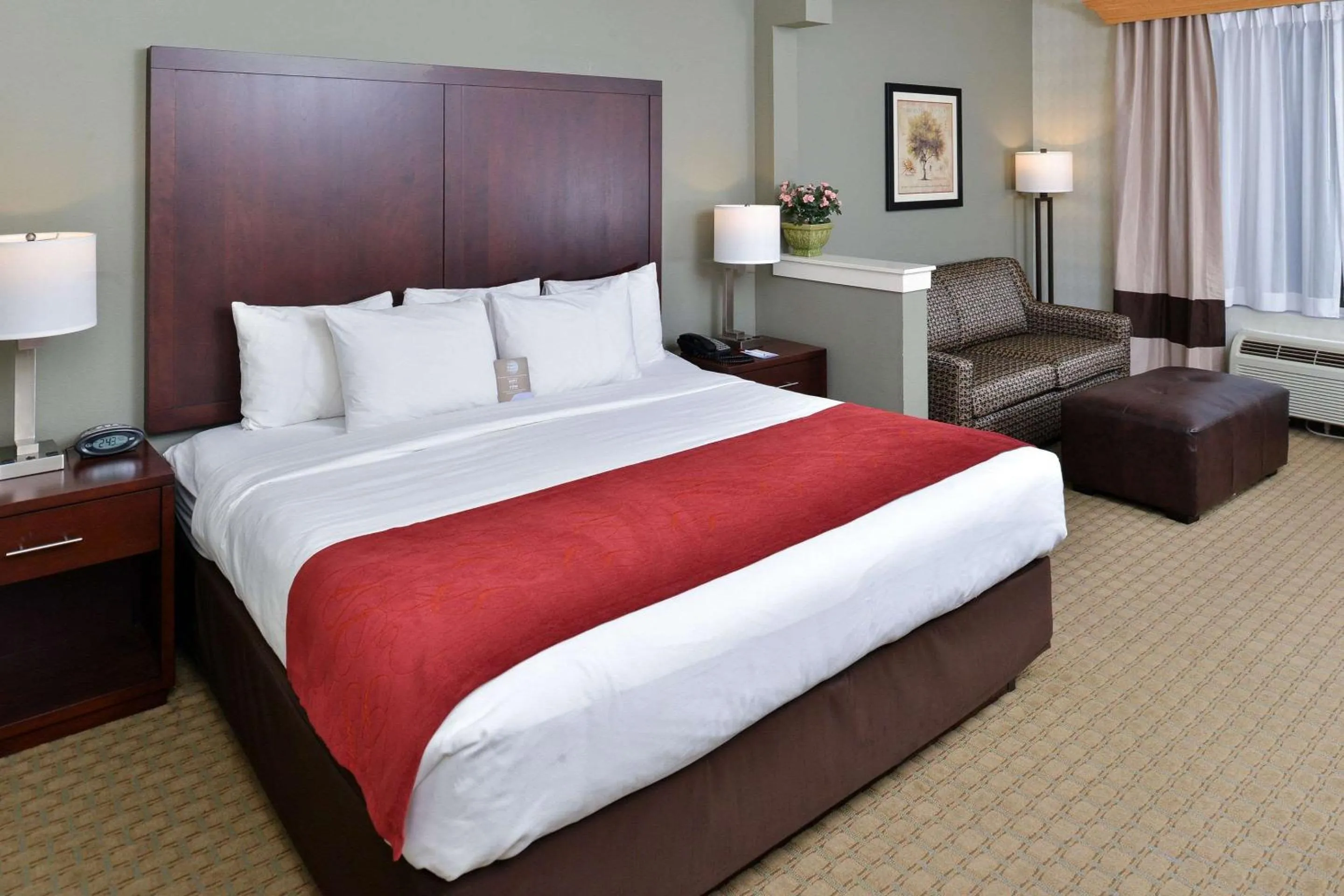 Photo of the whole room, Bed in Comfort Suites Airport Tukwila Seattle