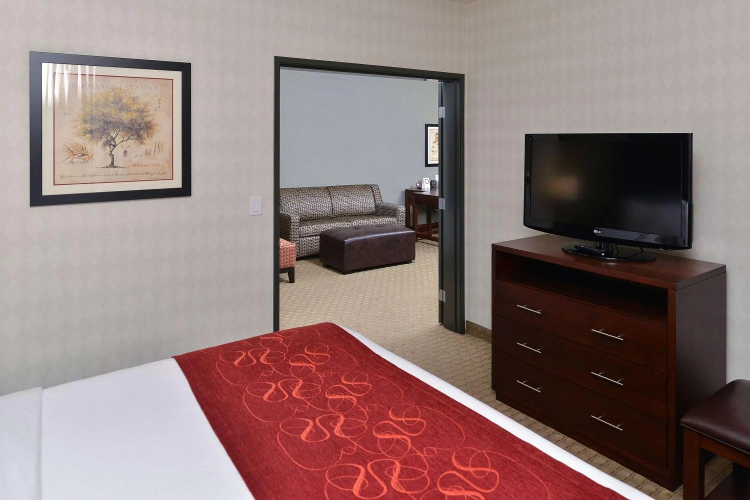 Photo of the whole room, Bed in Comfort Suites Airport Tukwila Seattle