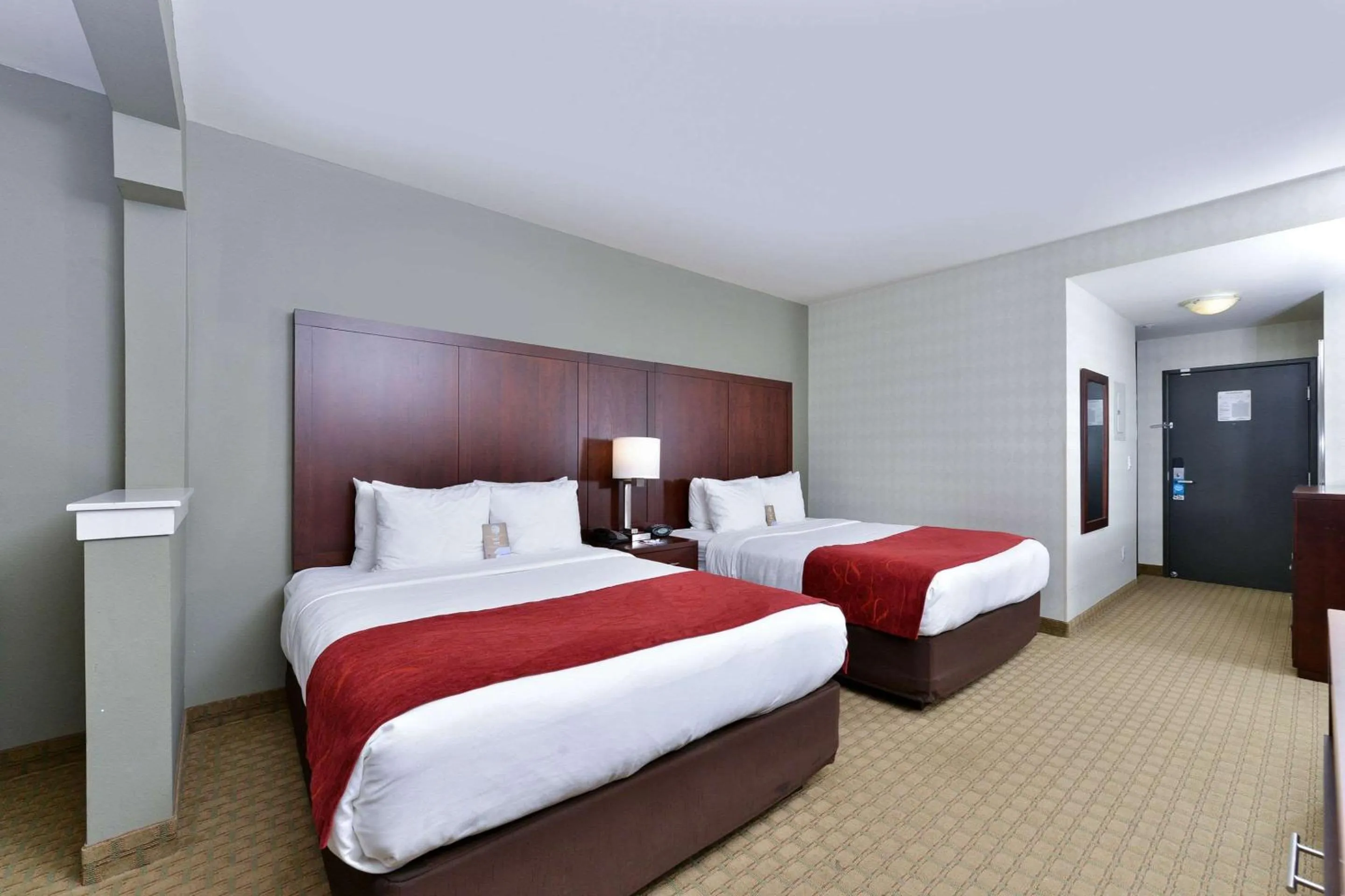 Photo of the whole room, Bed in Comfort Suites Airport Tukwila Seattle