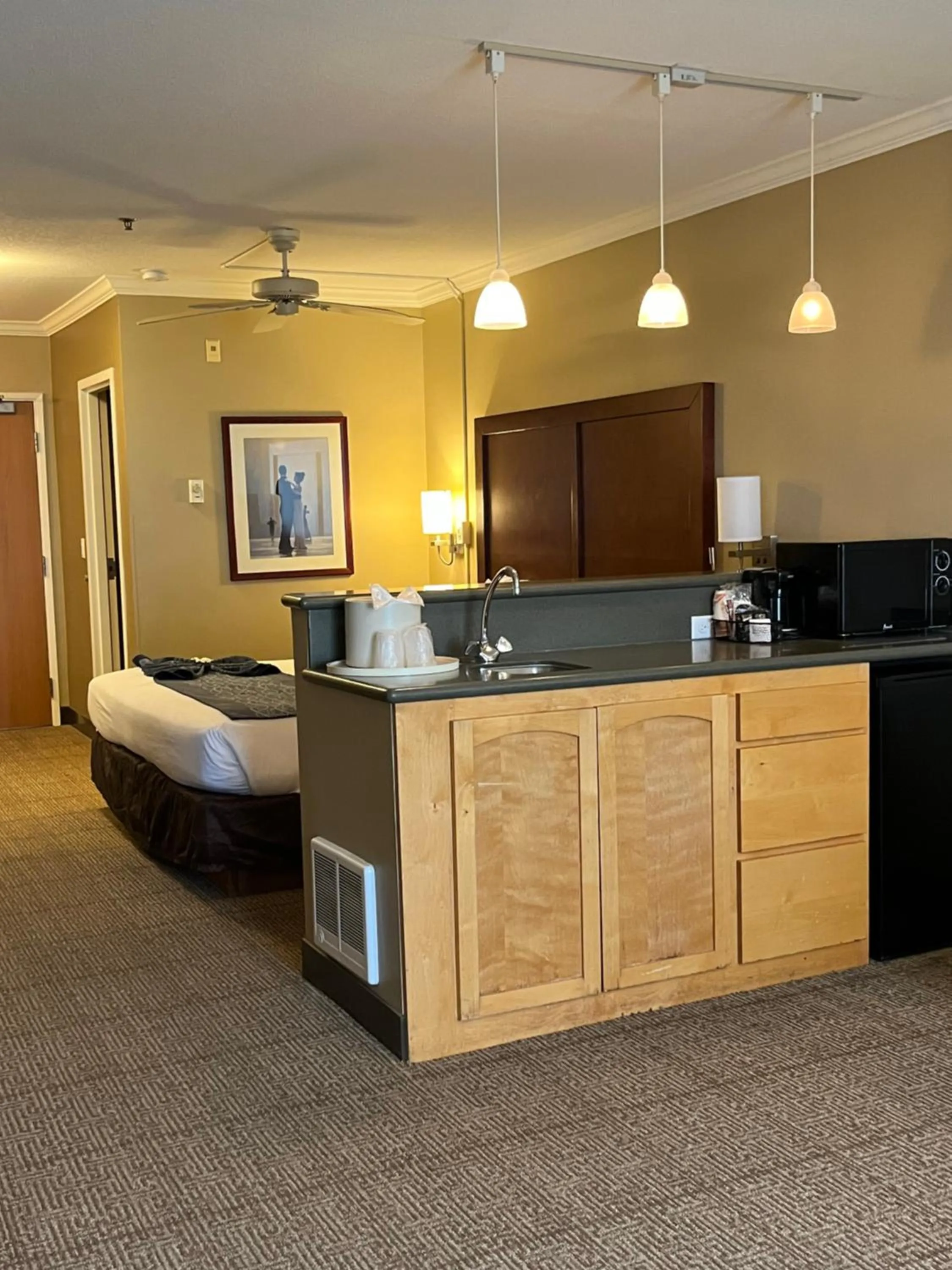 Kitchen or kitchenette, Bed in Comfort Inn & Suites Ocean Shores