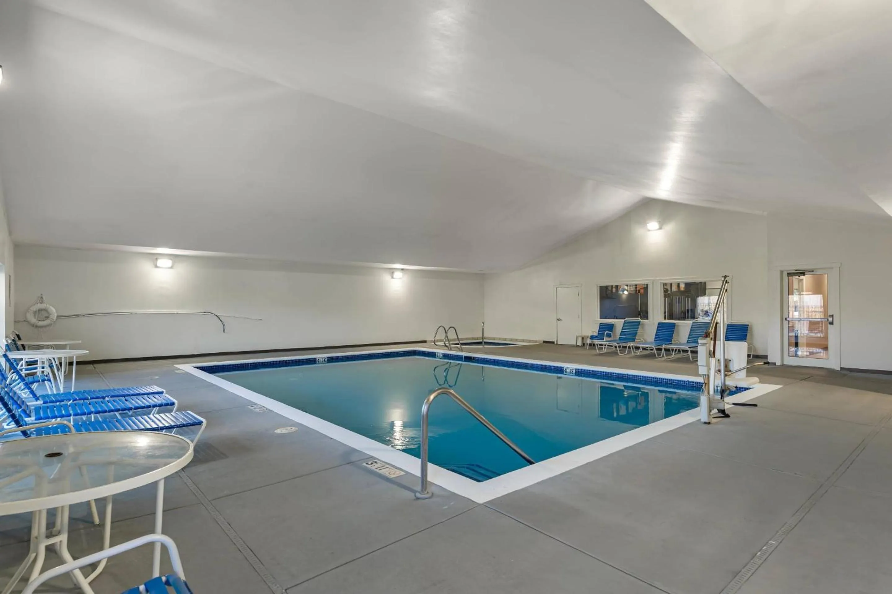Swimming pool in Comfort Inn & Suites Ocean Shores