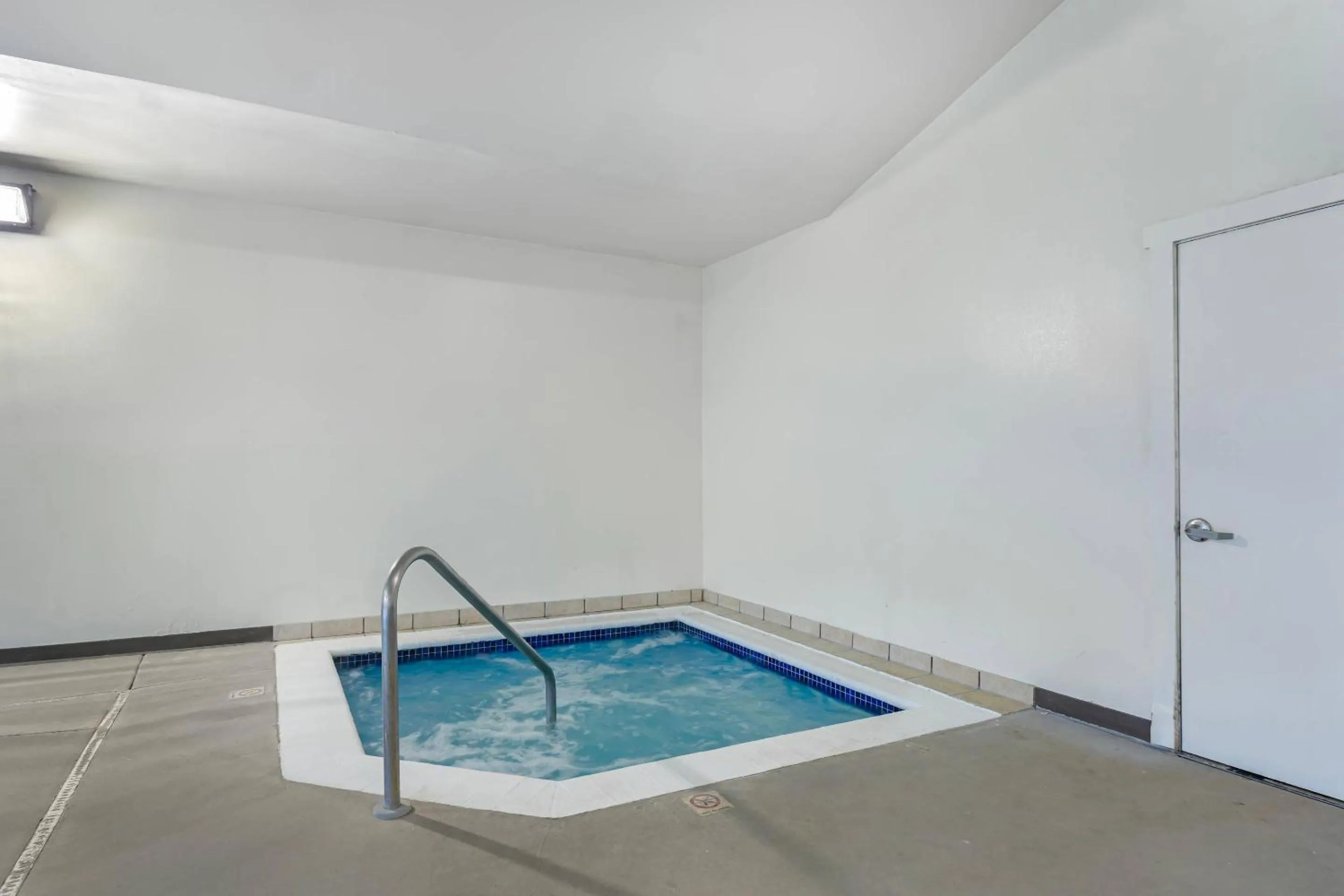 Swimming pool in Comfort Inn & Suites Ocean Shores