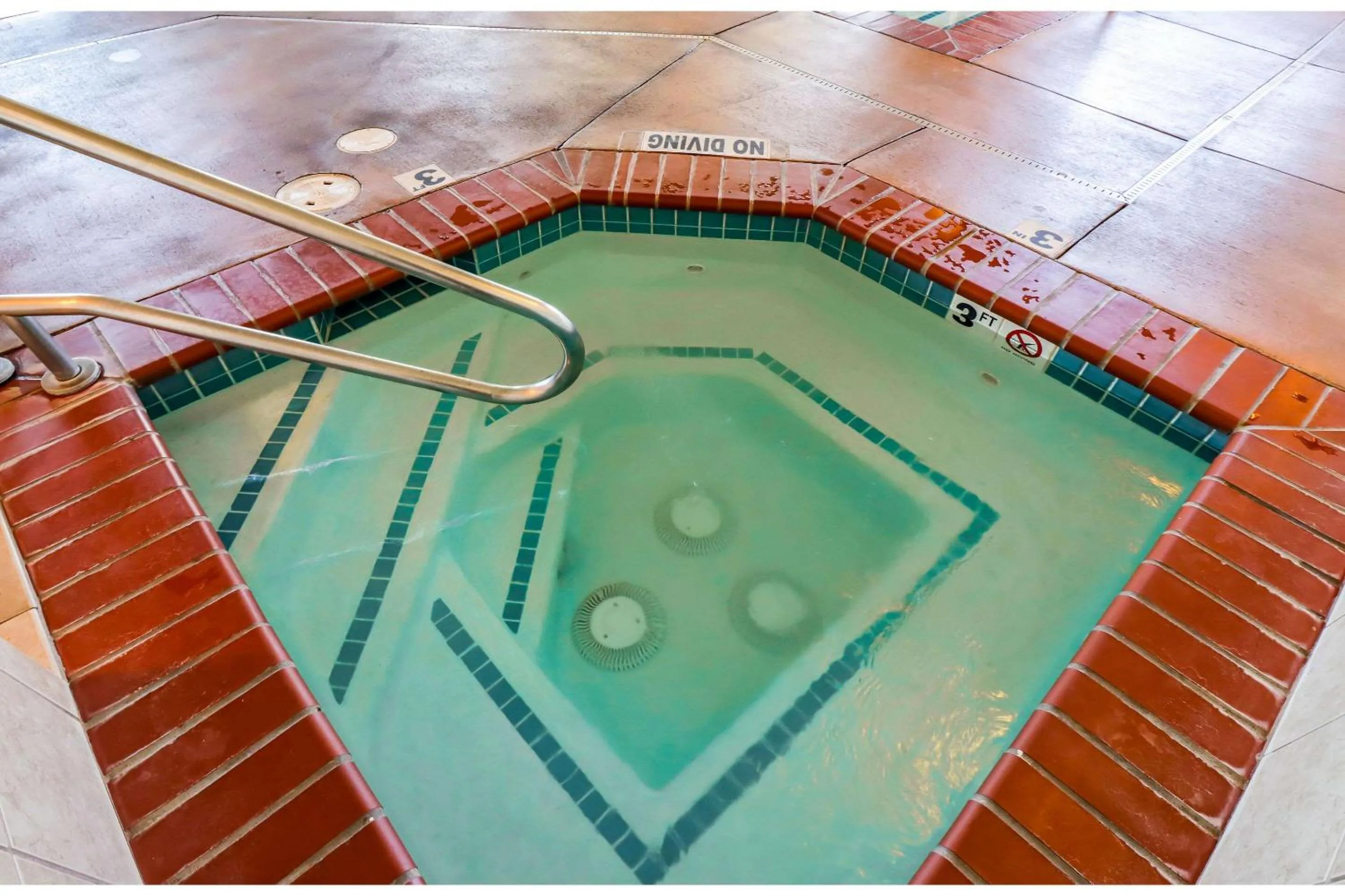 Swimming pool in Quality Inn & Suites Sequim at Olympic National Park