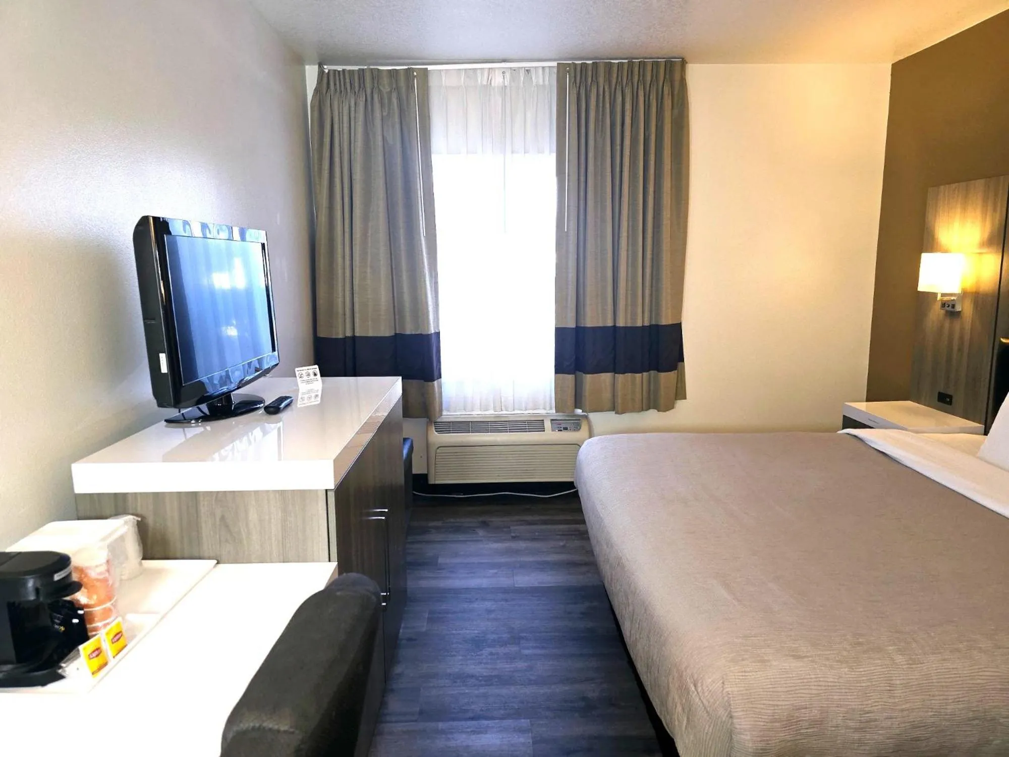 TV and multimedia, Bed in Quality Inn & Suites Longview Kelso