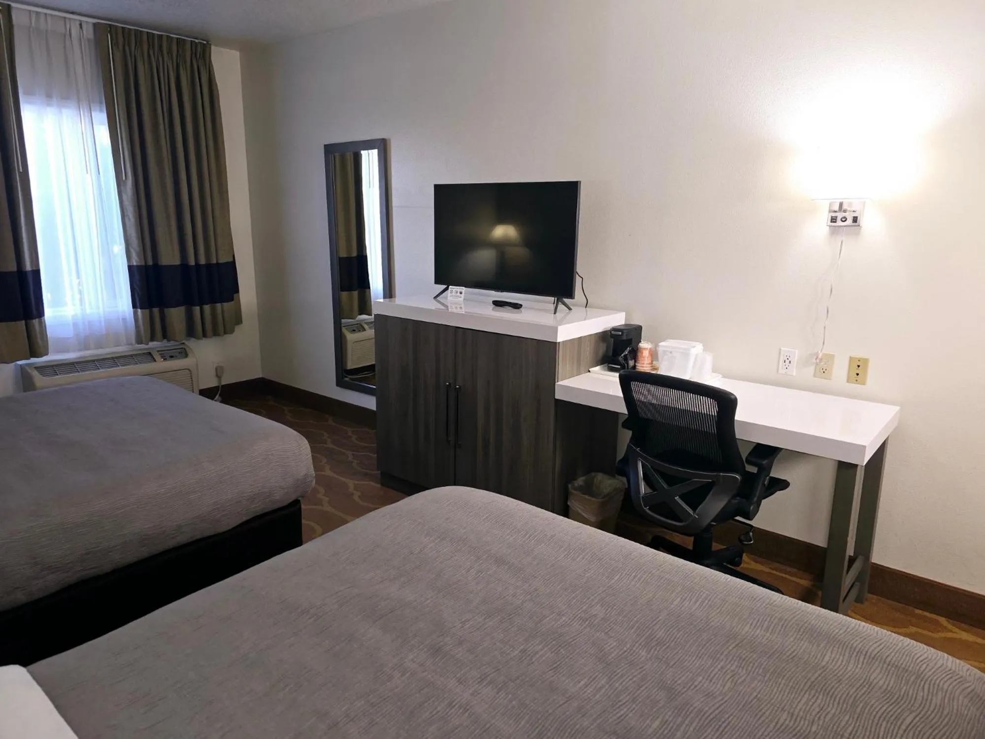 TV and multimedia, Bed in Quality Inn & Suites Longview Kelso