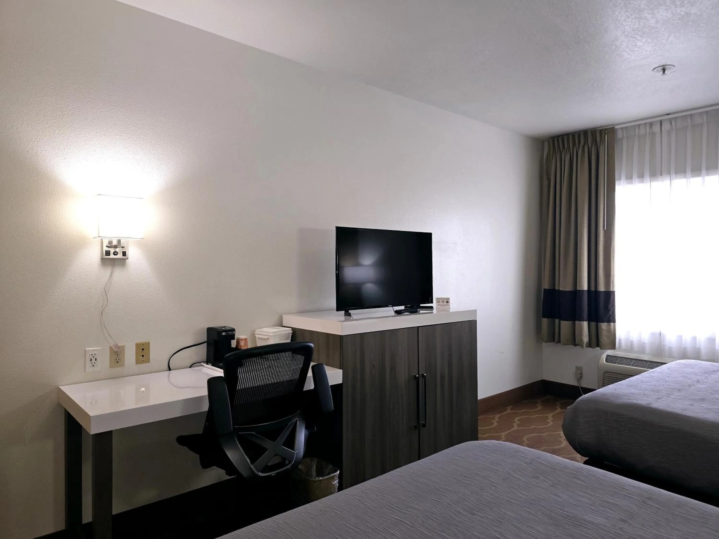 TV and multimedia, Bed in Quality Inn & Suites Longview Kelso