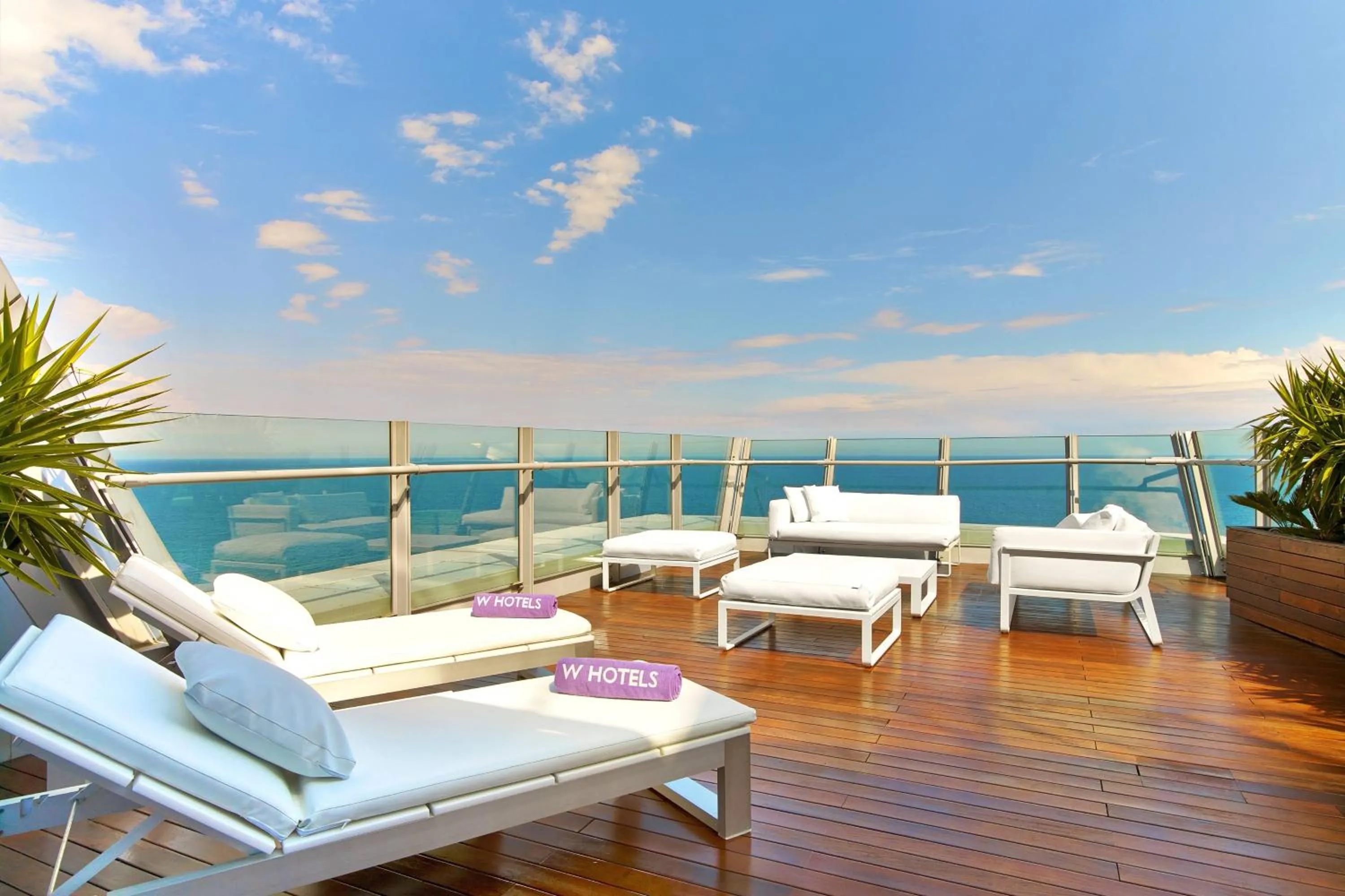 Photo of the whole room in W Barcelona