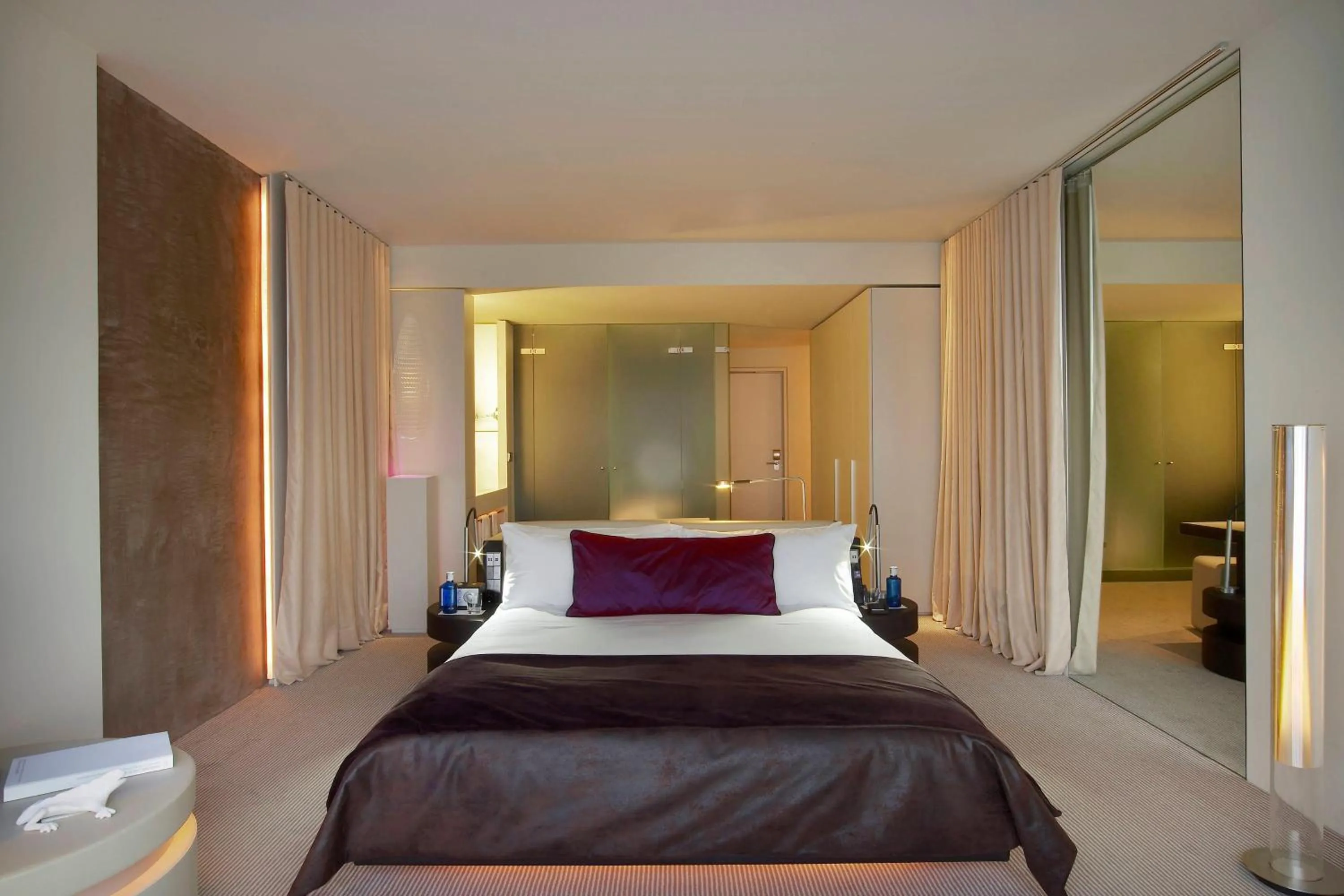 Photo of the whole room, Bed in W Barcelona