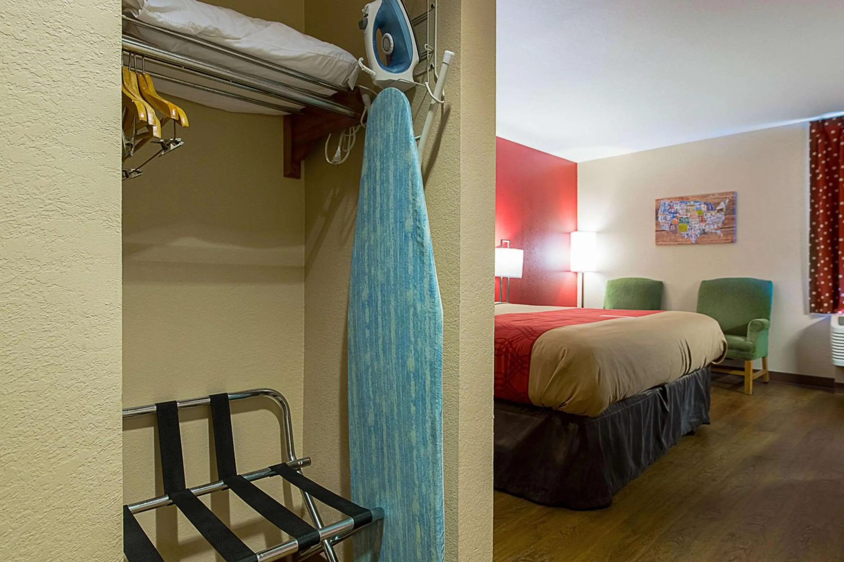 Photo of the whole room, Bed in Econo Lodge Buckley Bonney Lake