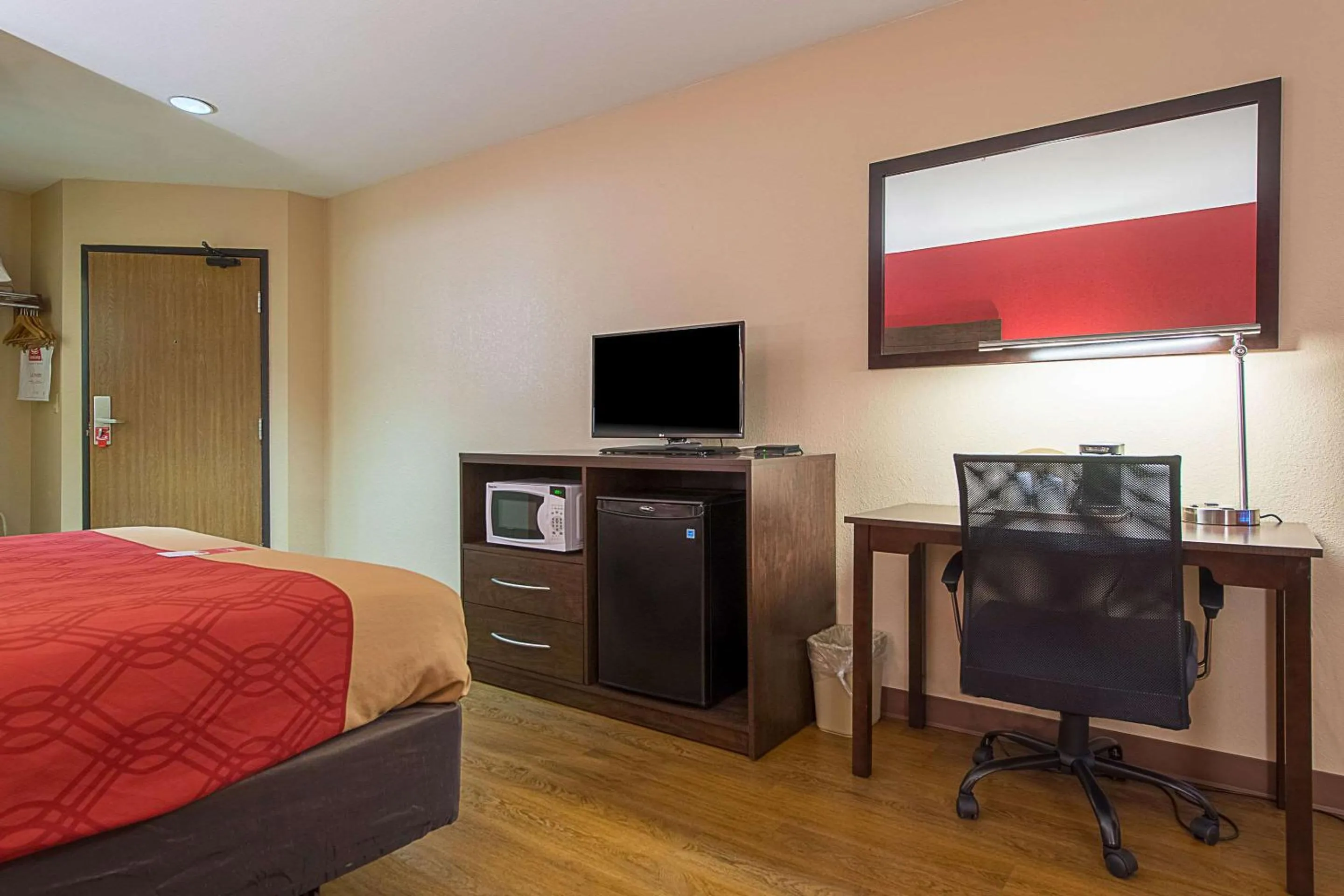 Photo of the whole room, Bed in Econo Lodge Buckley Bonney Lake