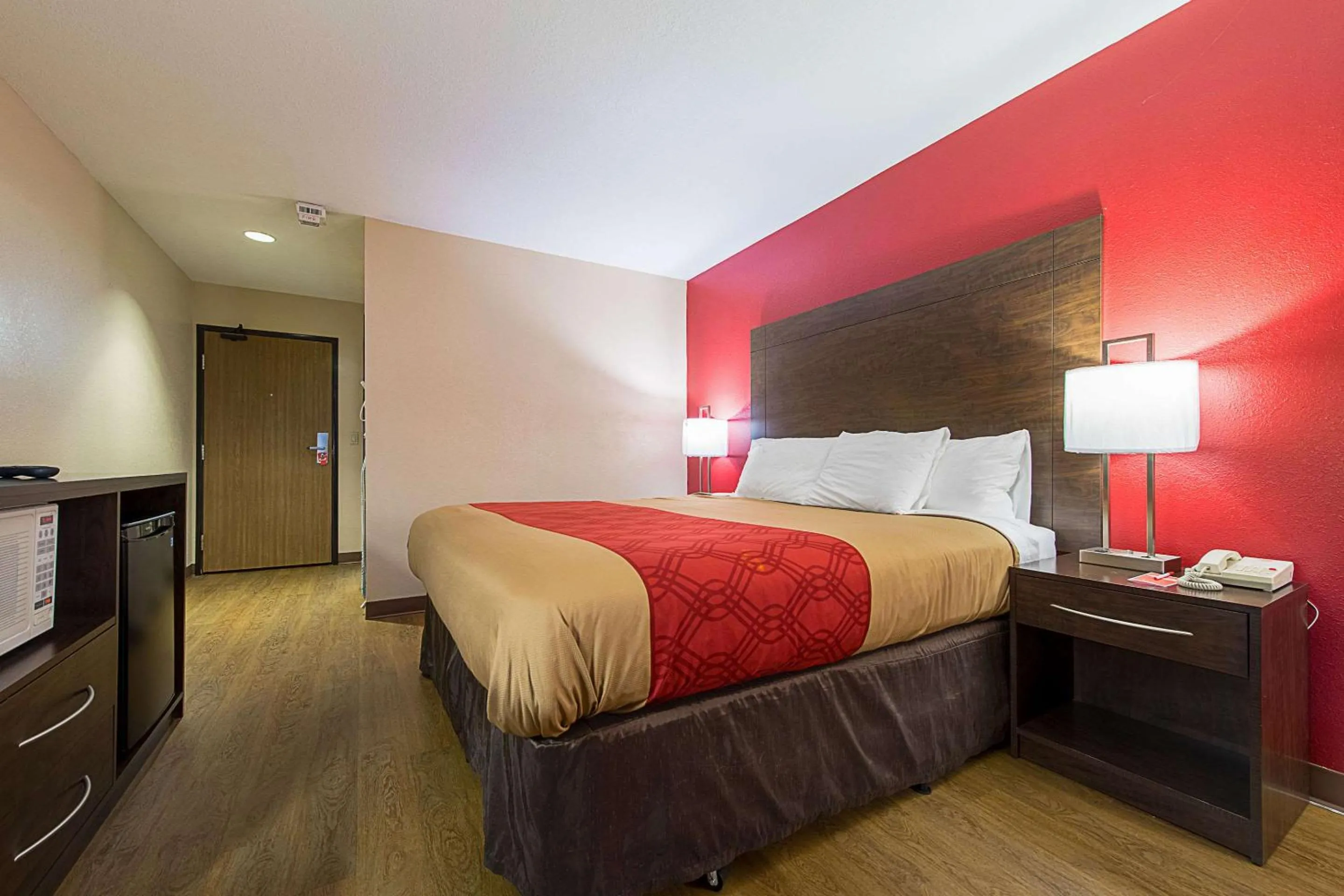 Photo of the whole room, Bed in Econo Lodge Buckley Bonney Lake