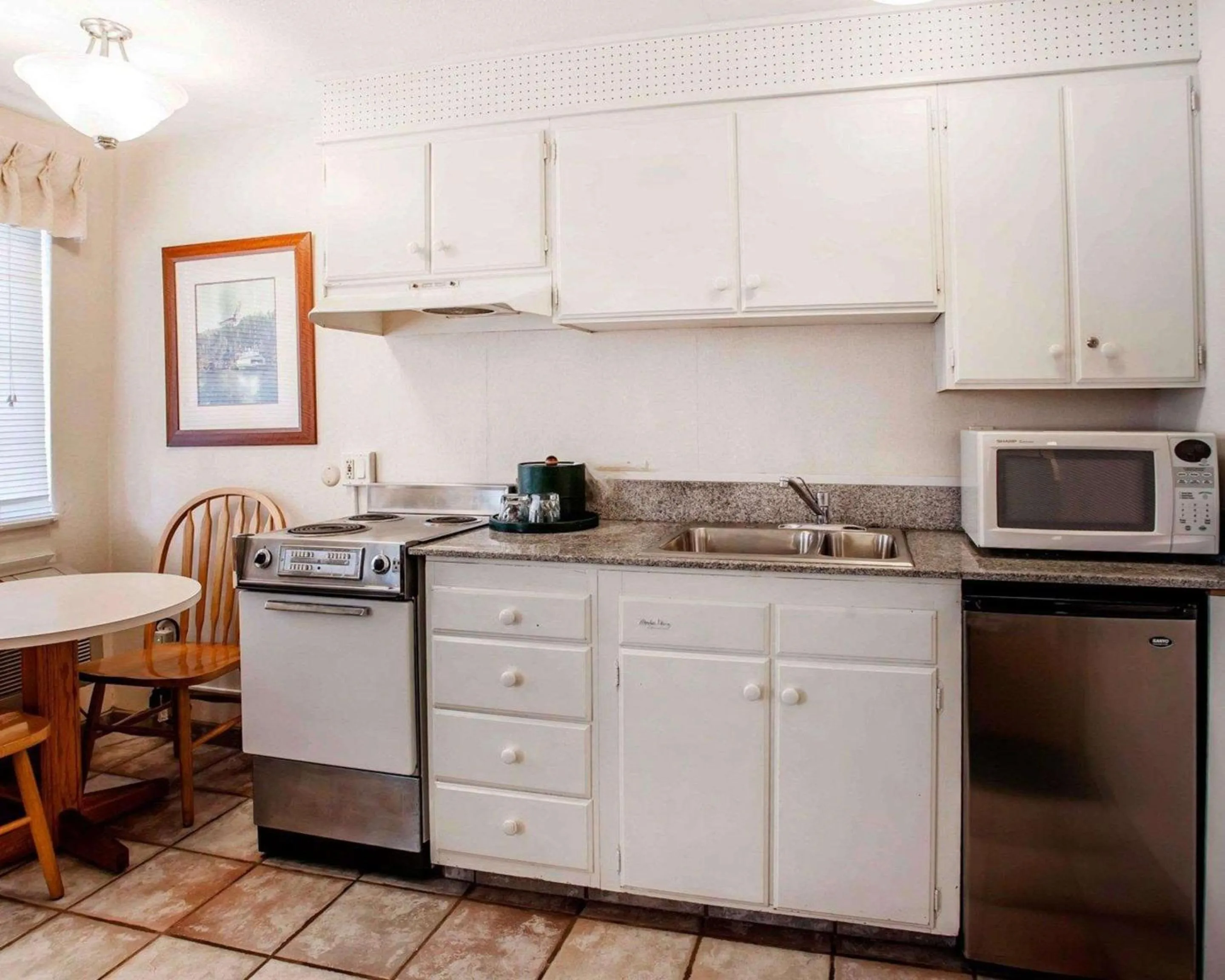 Photo of the whole room, Kitchen/Kitchenette in Quality Inn & Suites Bremerton near Naval Shipyard
