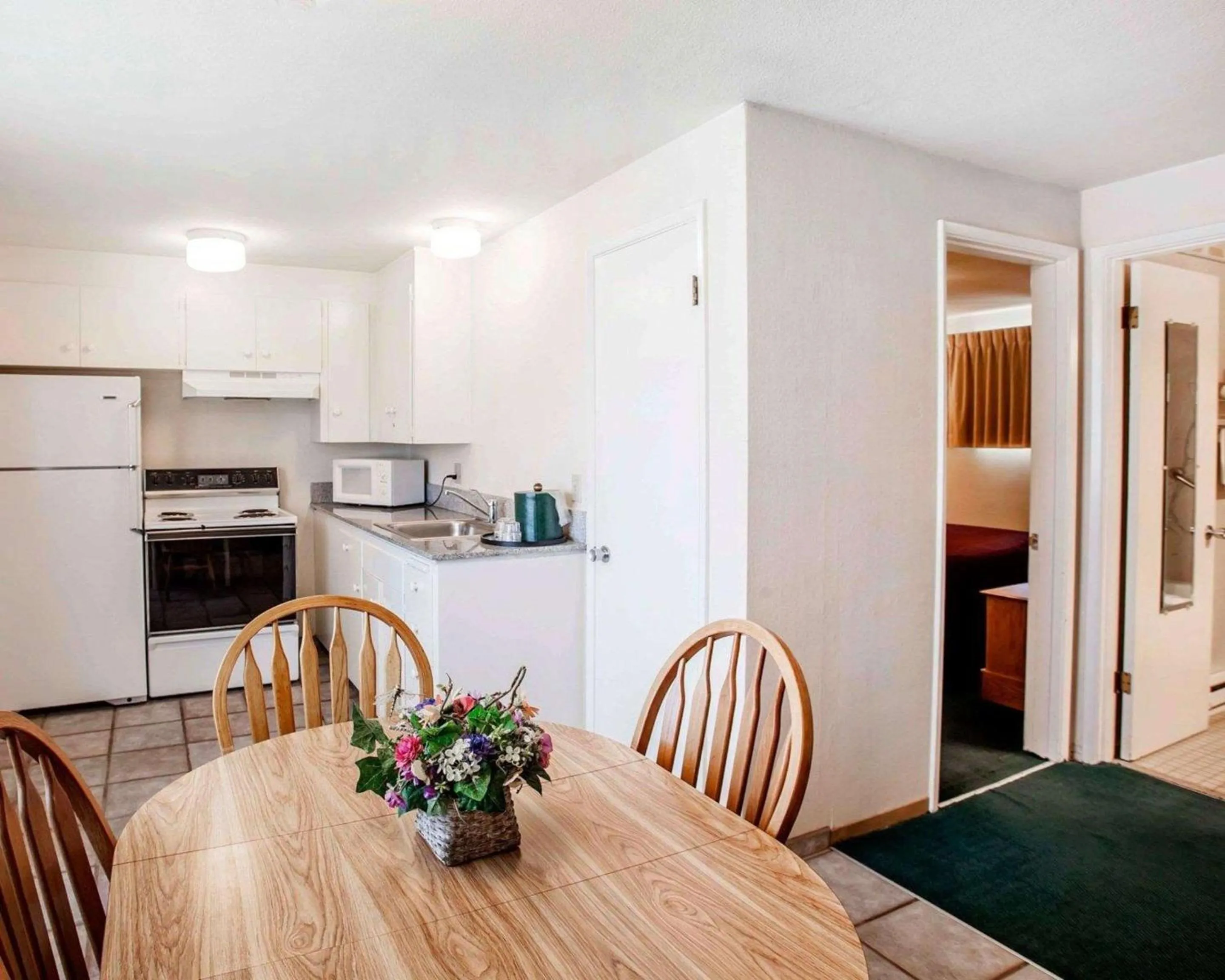 Photo of the whole room, Dining Area in Quality Inn & Suites Bremerton near Naval Shipyard