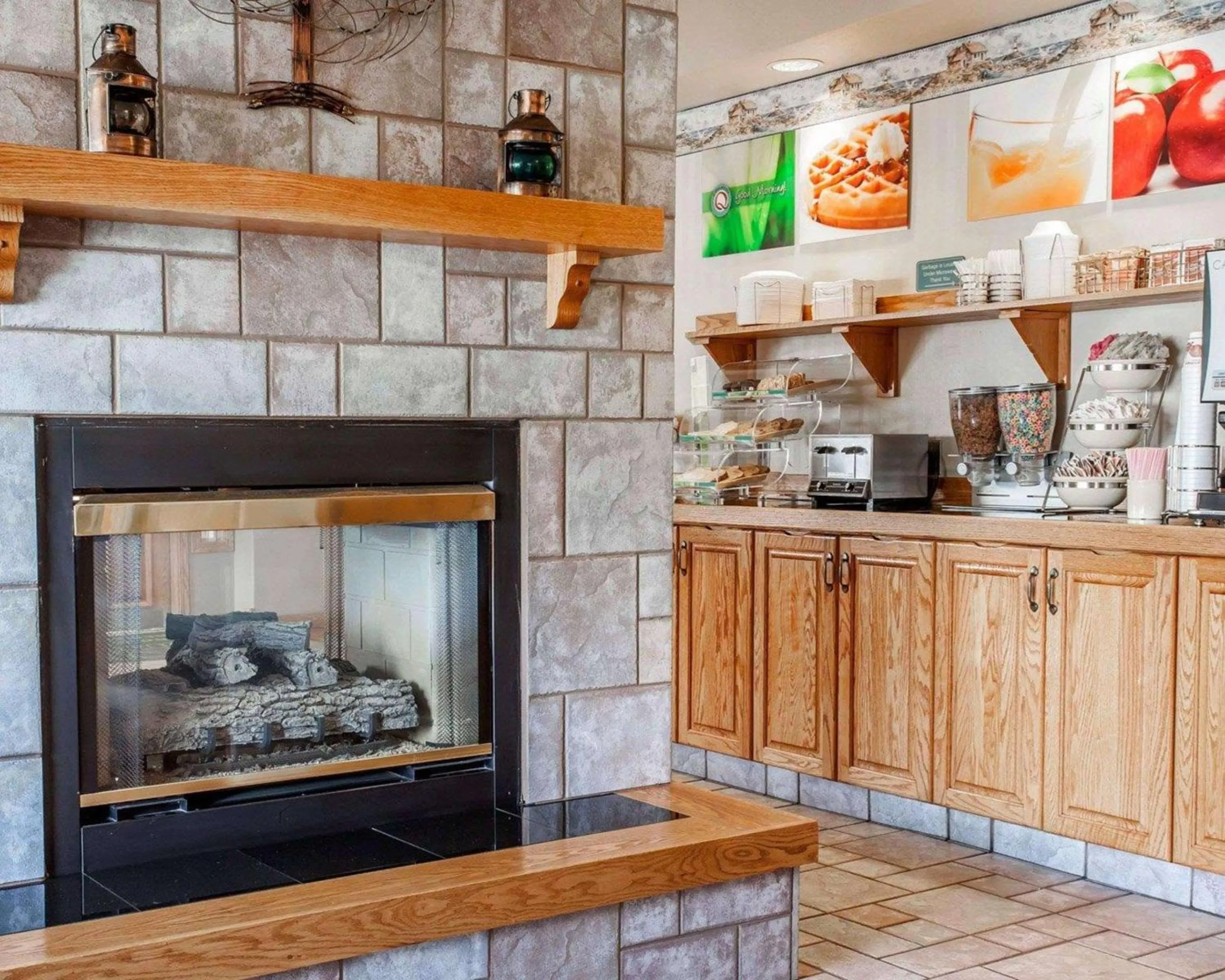 Restaurant/places to eat, Kitchen/Kitchenette in Quality Inn & Suites Bremerton near Naval Shipyard