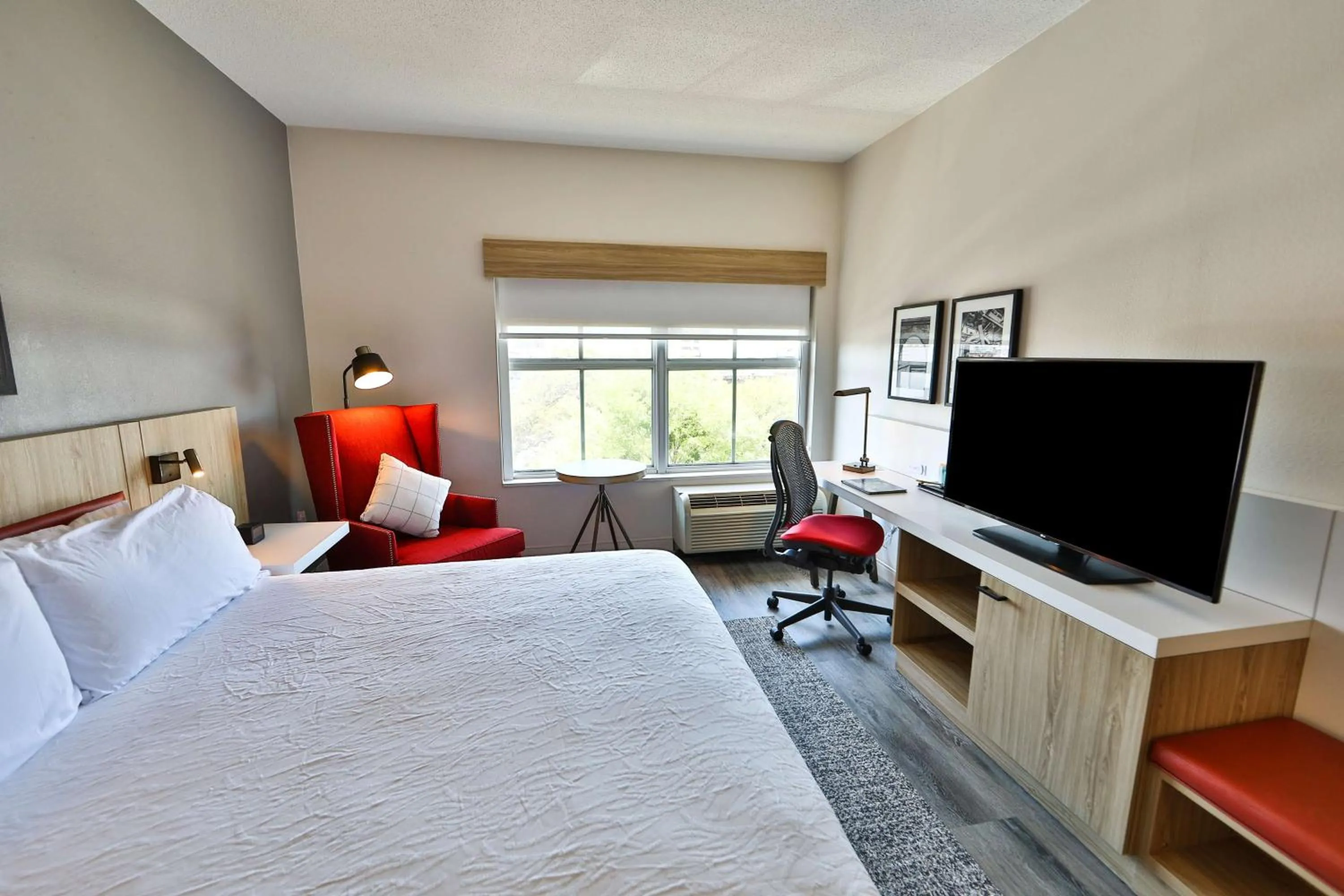 Bedroom, Bed in Hilton Garden Inn Savannah Historic District
