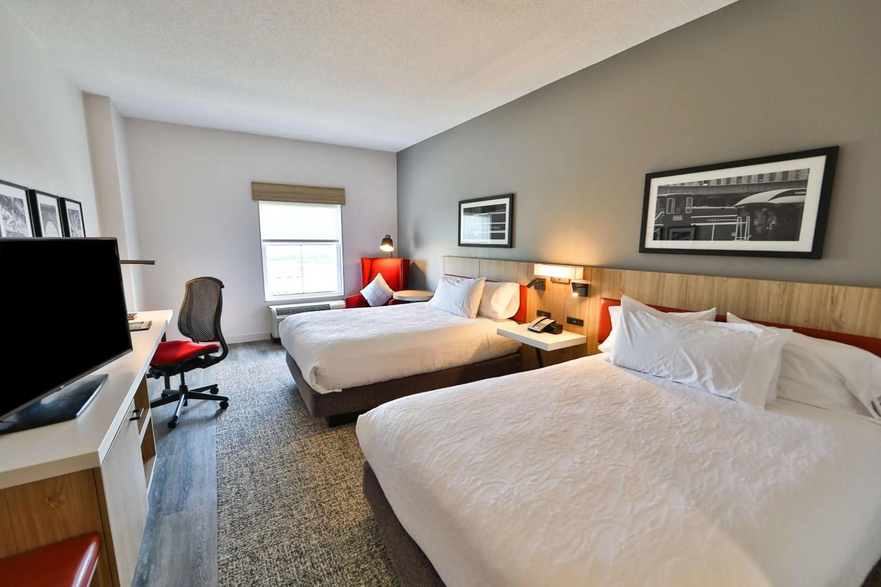Bedroom, Bed in Hilton Garden Inn Savannah Historic District