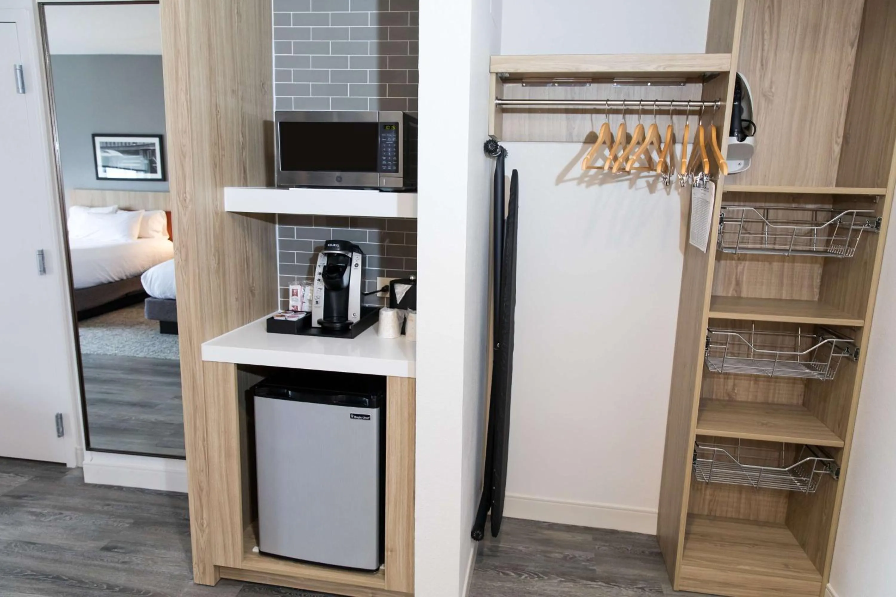 Photo of the whole room, Bed in Hilton Garden Inn Savannah Historic District