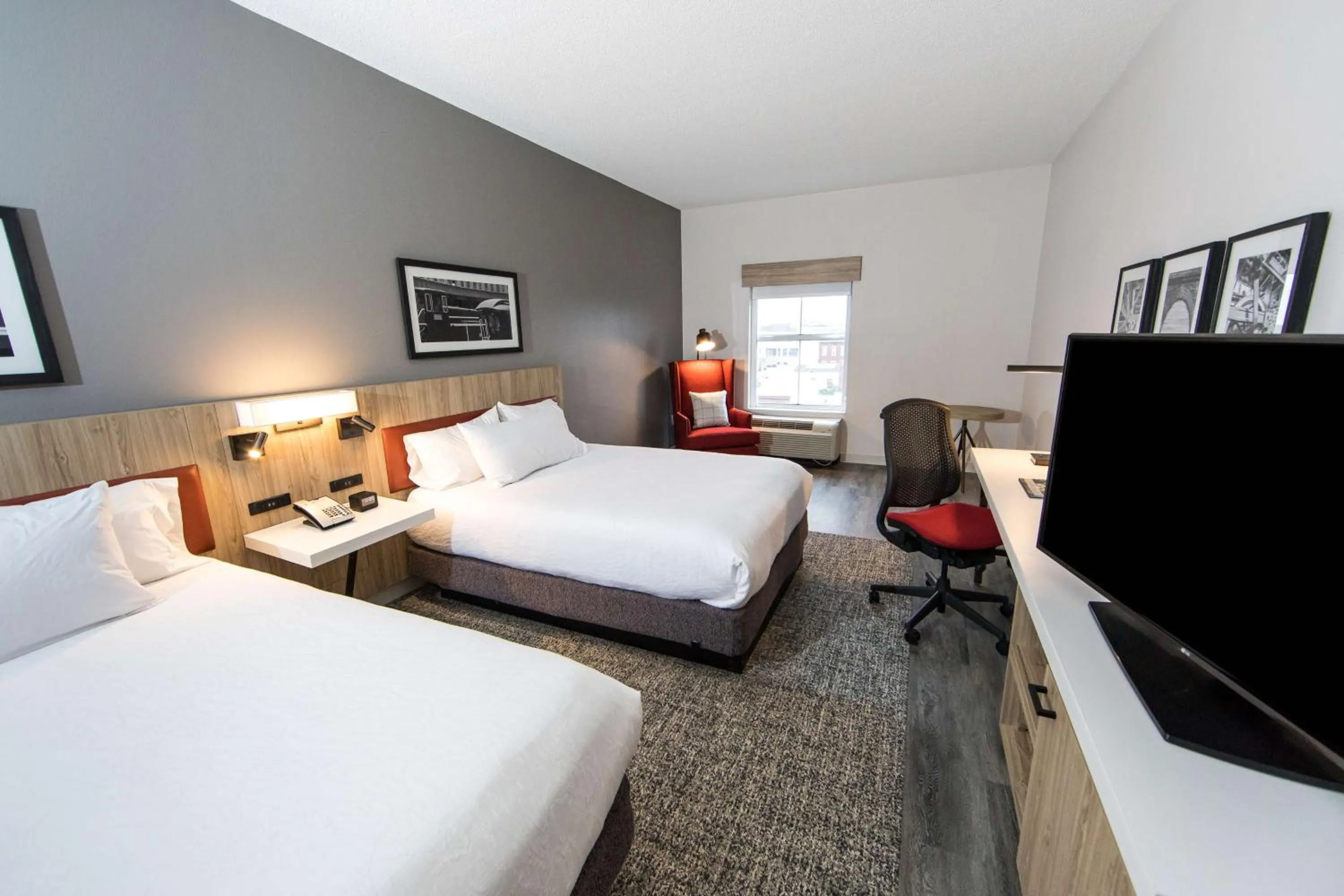 Bedroom, Bed in Hilton Garden Inn Savannah Historic District