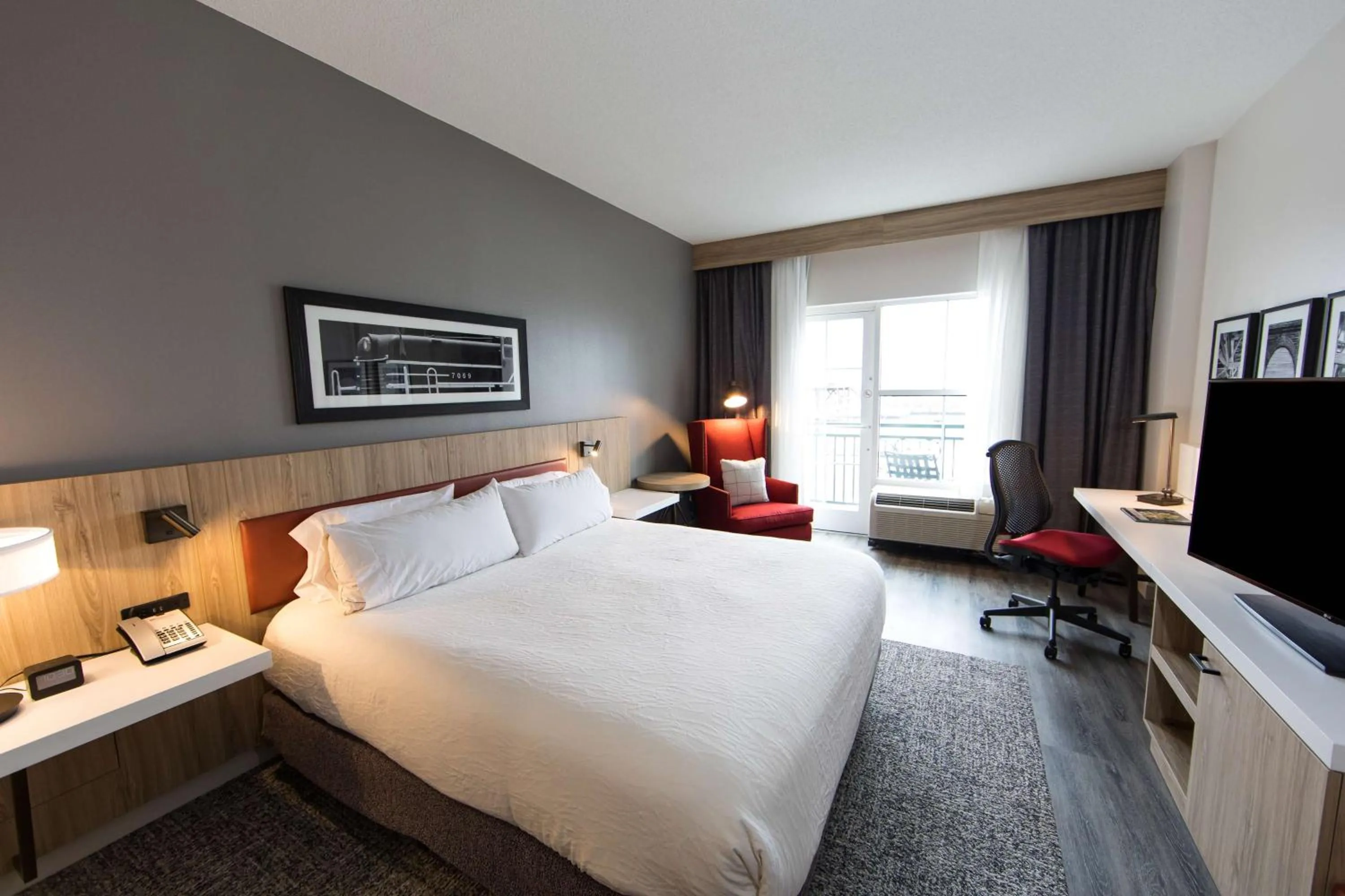 Bedroom, Bed in Hilton Garden Inn Savannah Historic District
