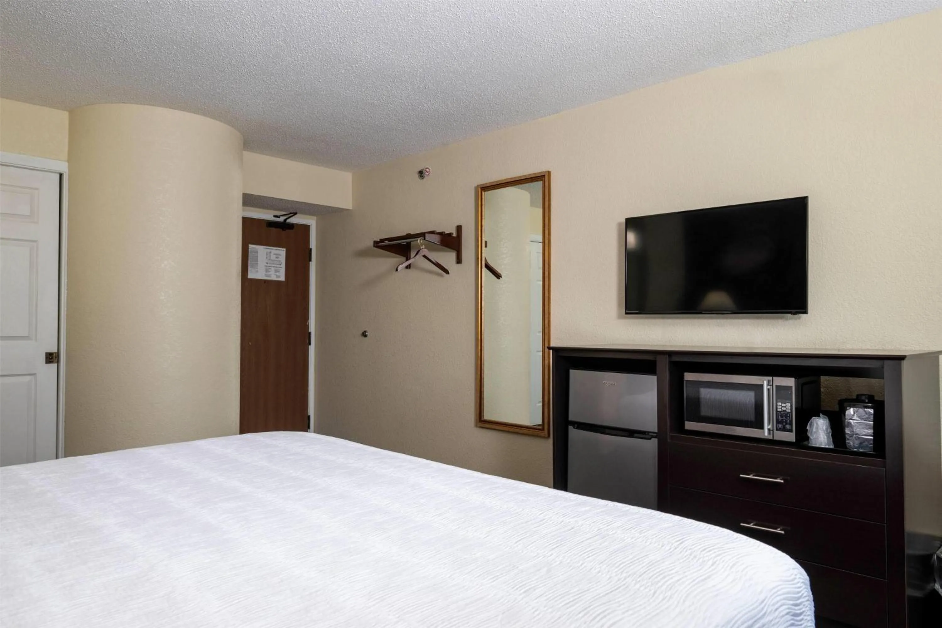 Photo of the whole room, Bed in Baymont Inn & Suites by Wyndham Mukwonago