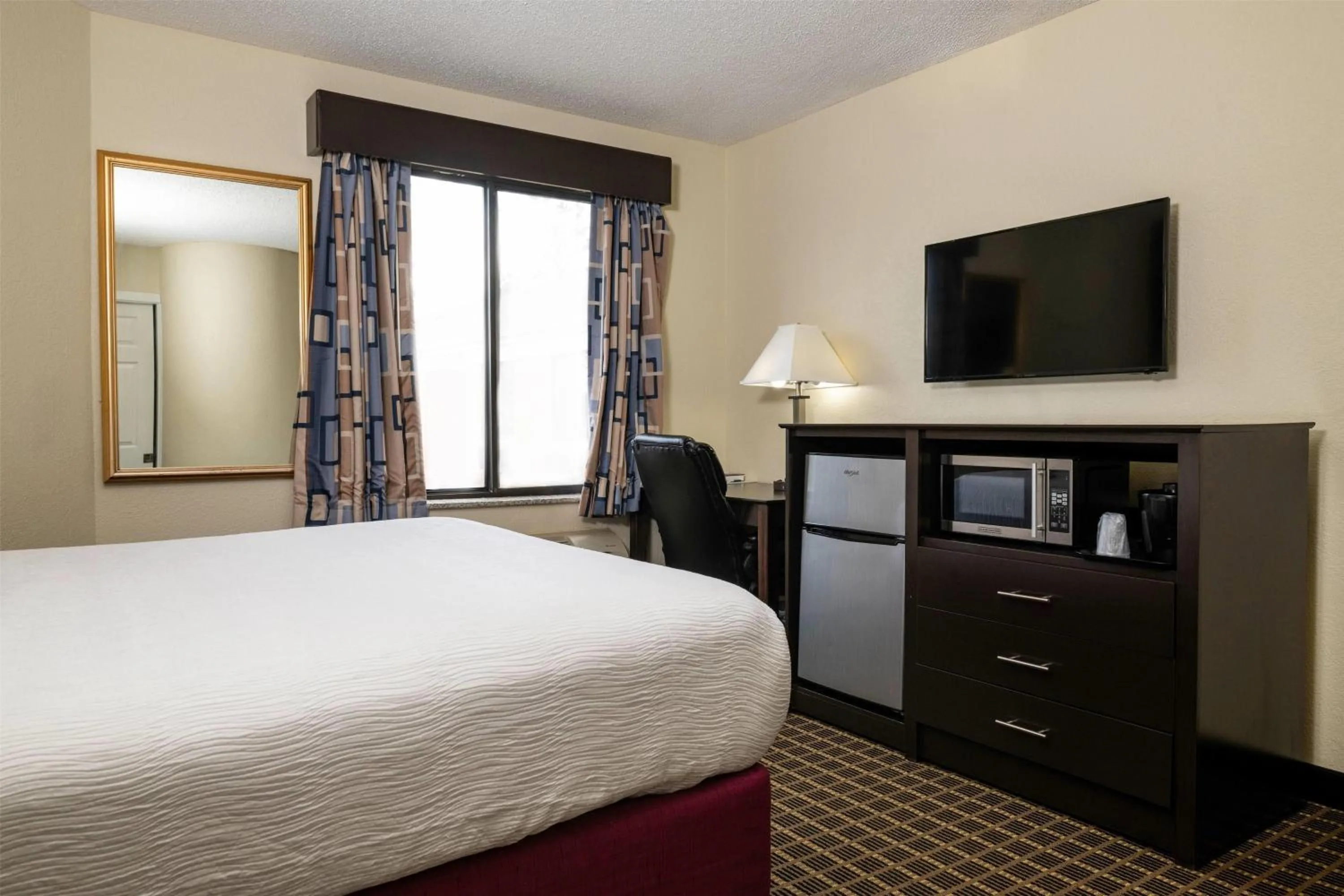 Photo of the whole room, Bed in Baymont Inn & Suites by Wyndham Mukwonago