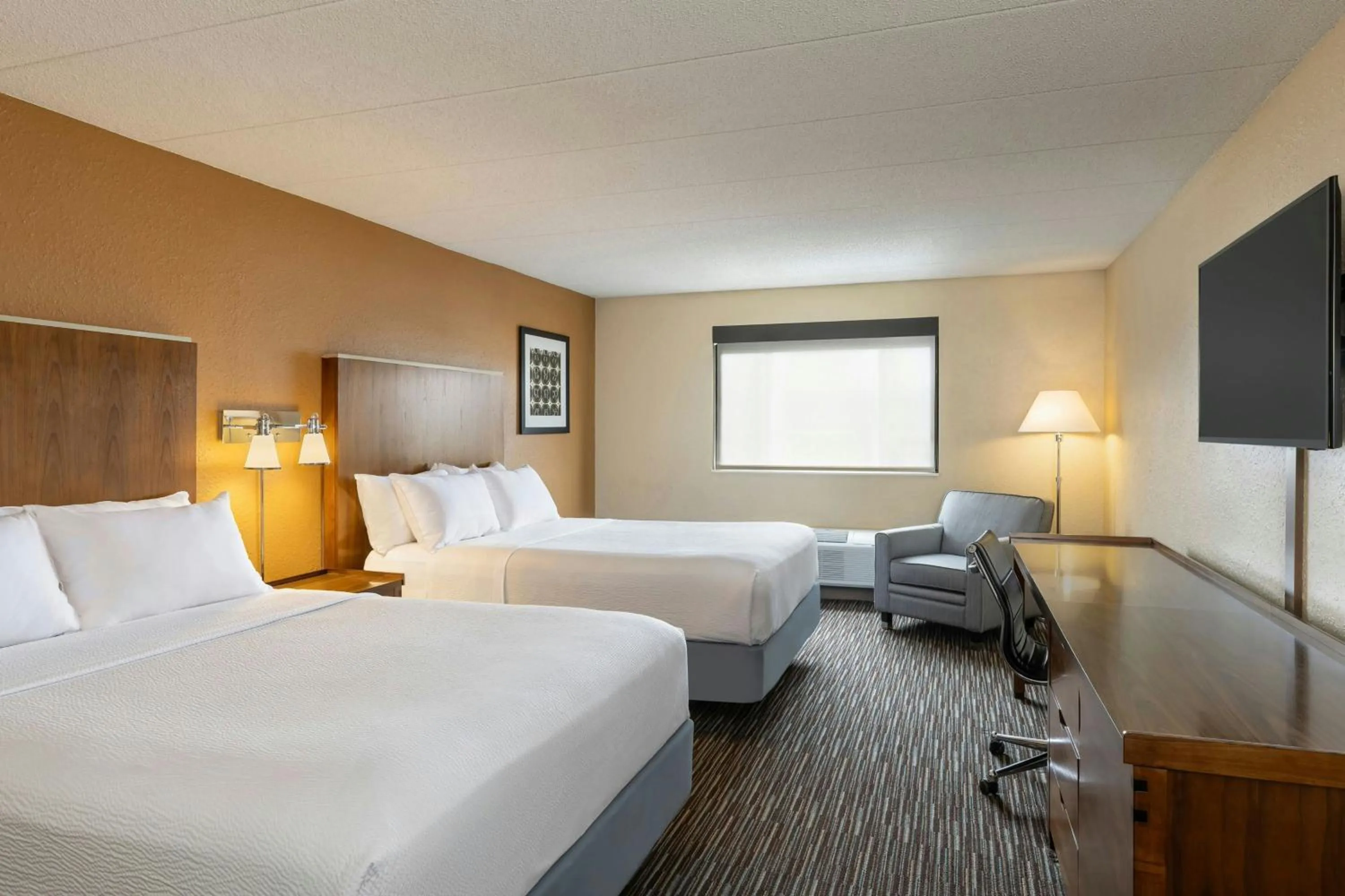 Photo of the whole room, Bed in Four Points by Sheraton Milwaukee Airport