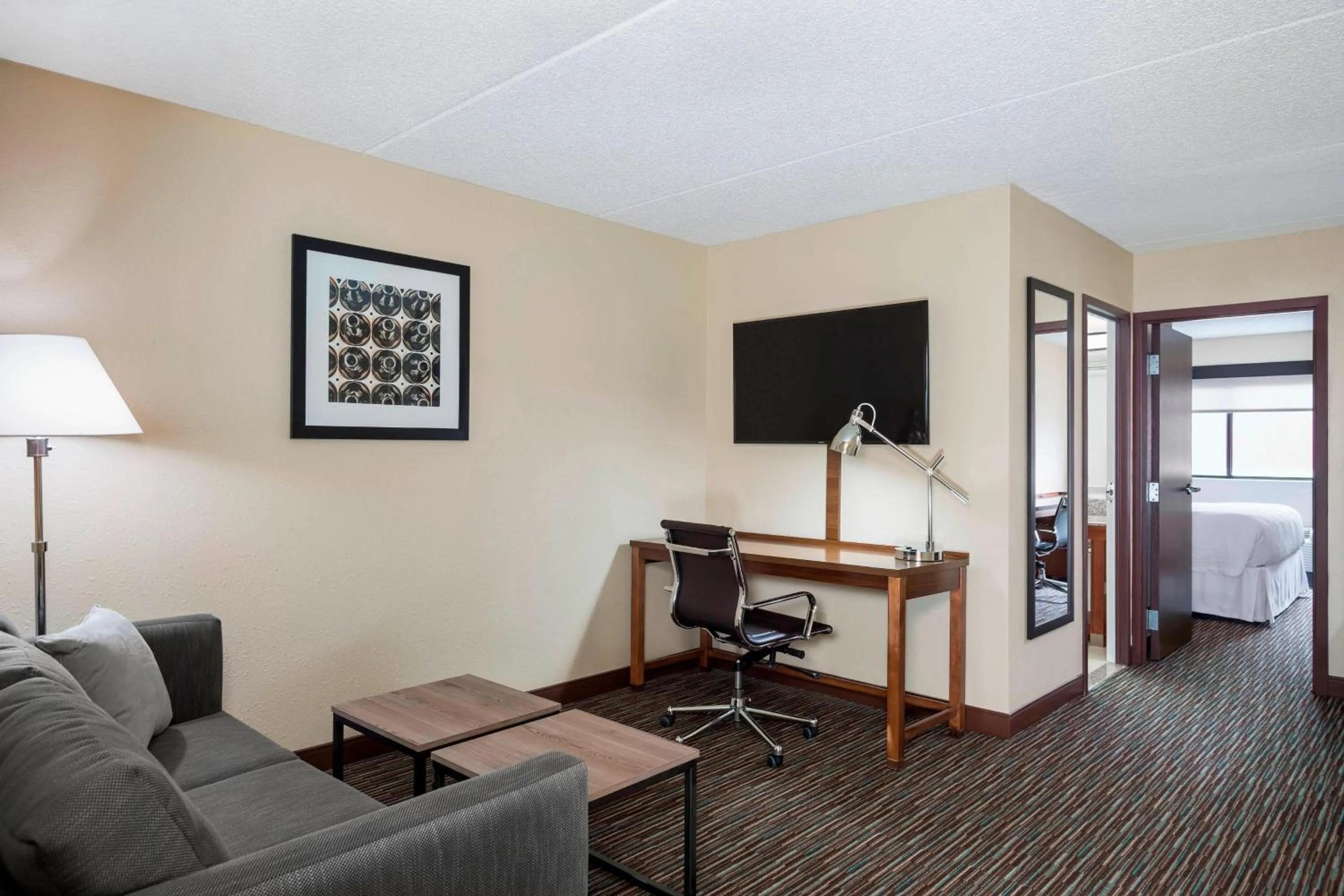 Living room in Four Points by Sheraton Milwaukee Airport