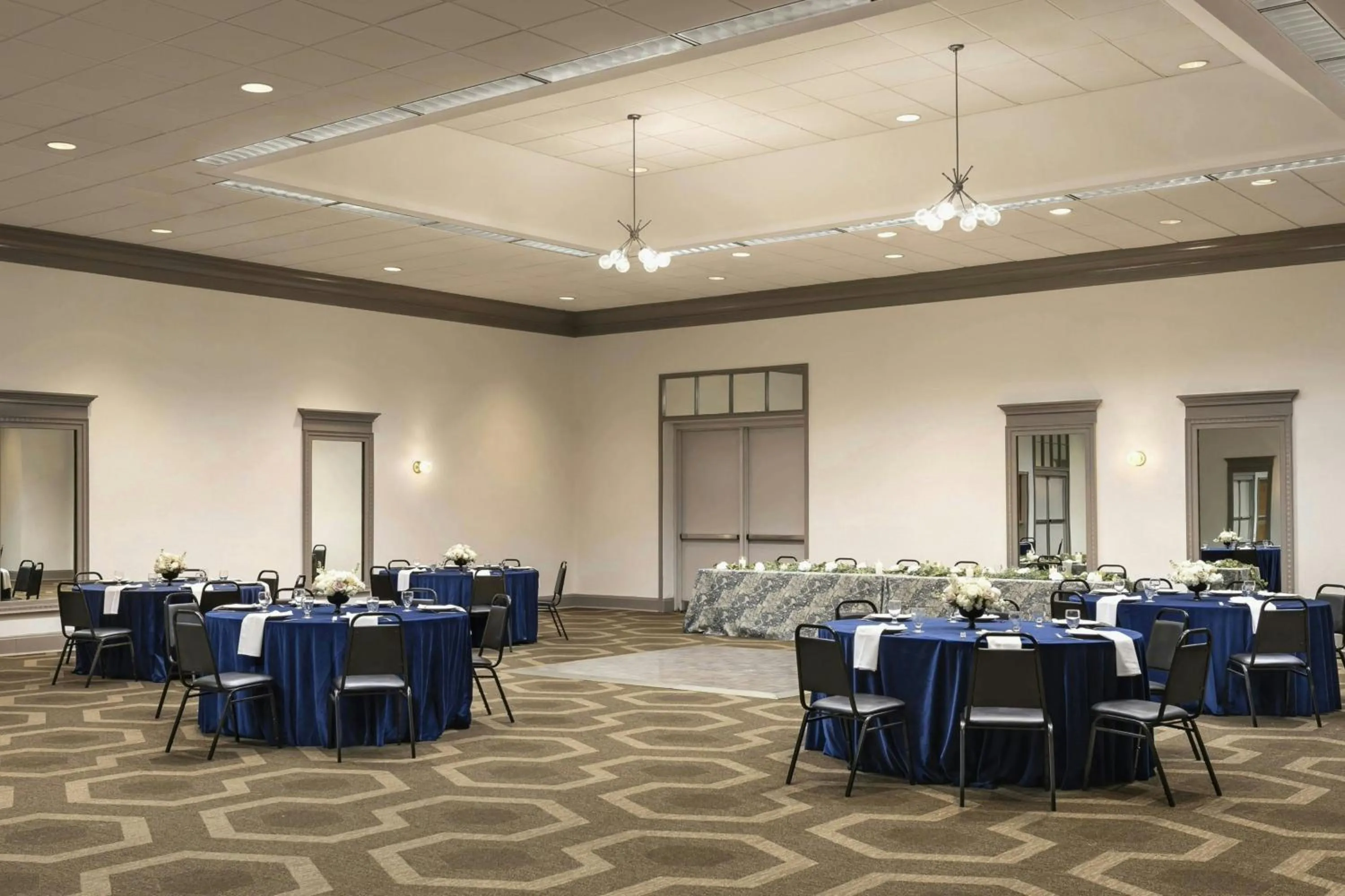 Lobby or reception in Four Points by Sheraton Milwaukee Airport