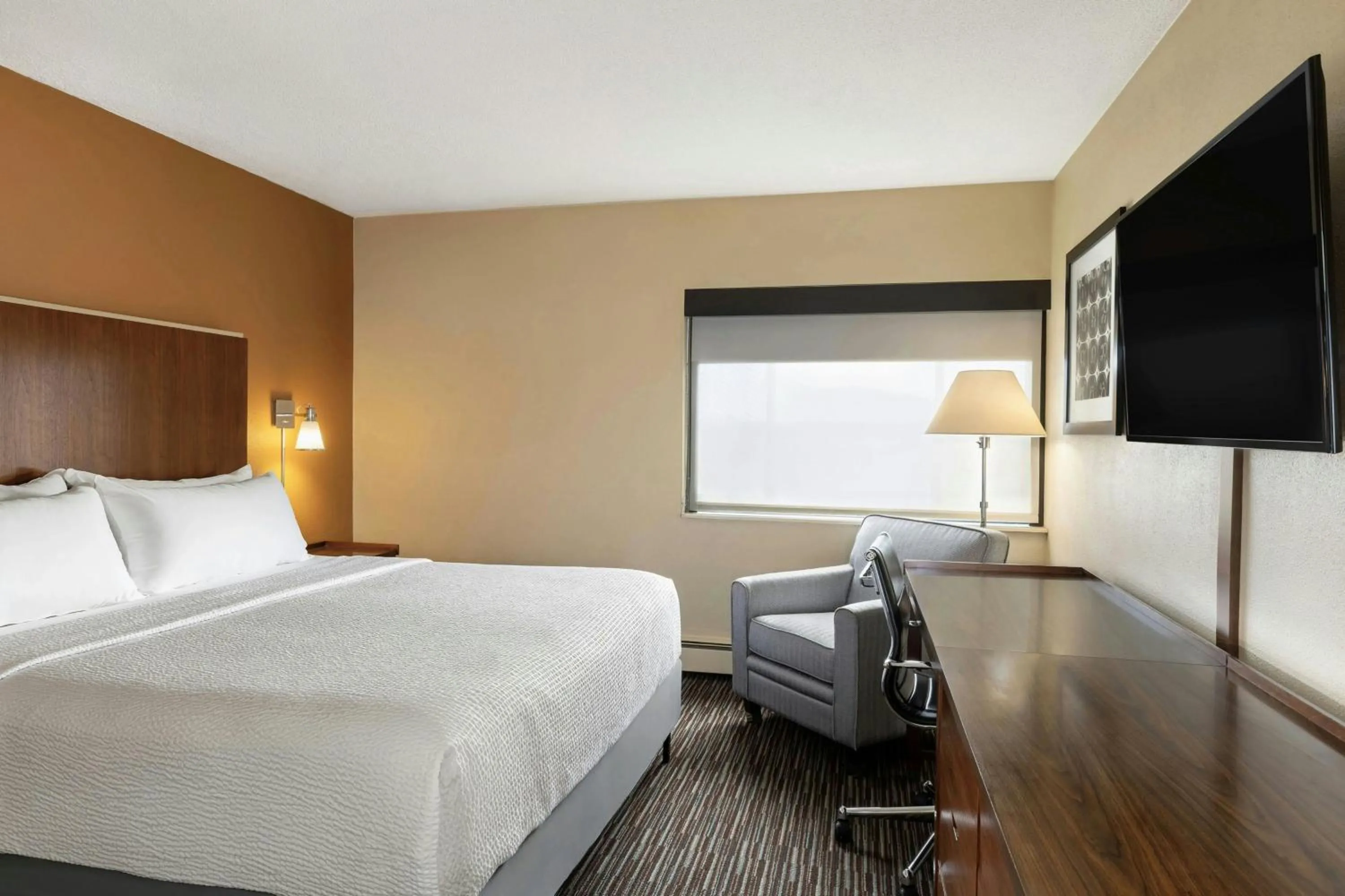 Photo of the whole room, Bed in Four Points by Sheraton Milwaukee Airport